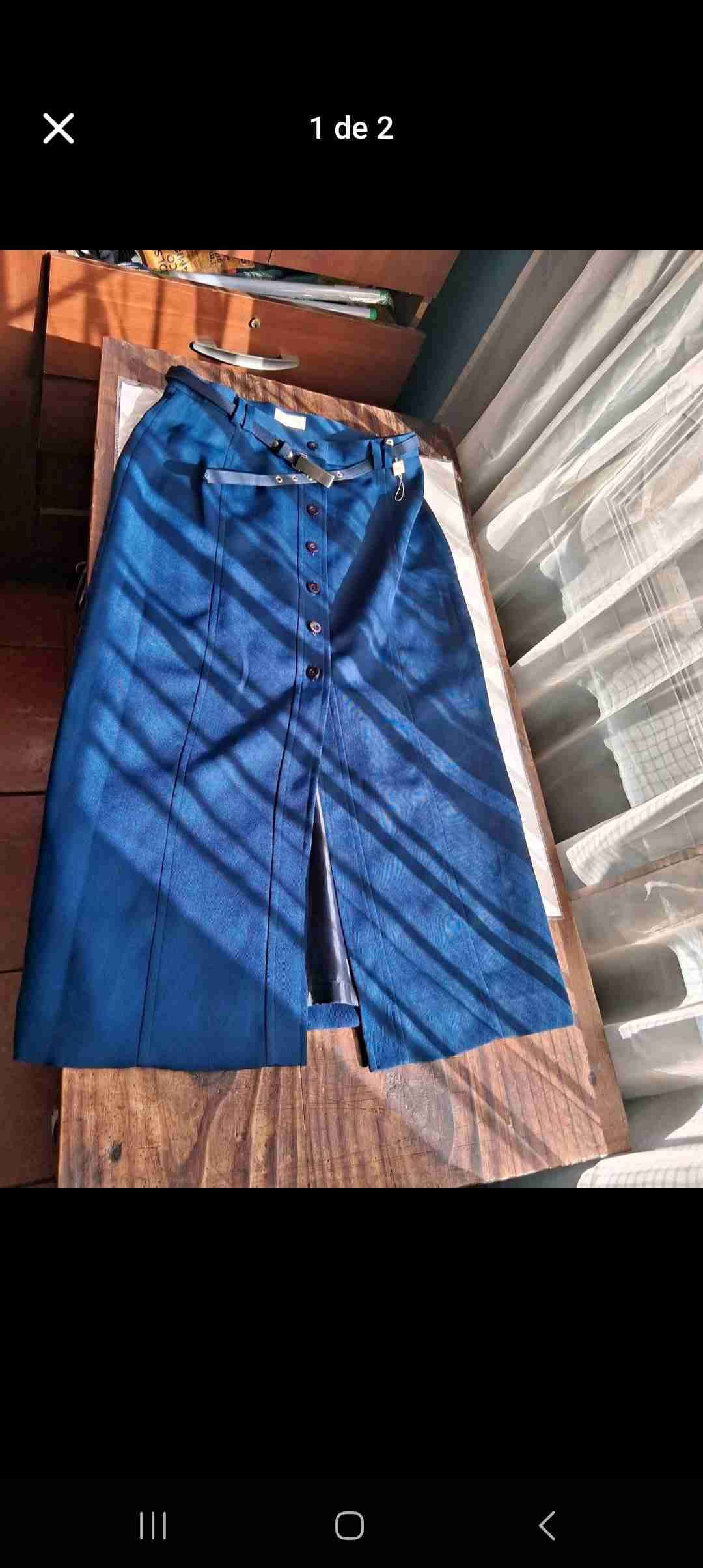 Falda azul con cinturón y botones - miniatura 3