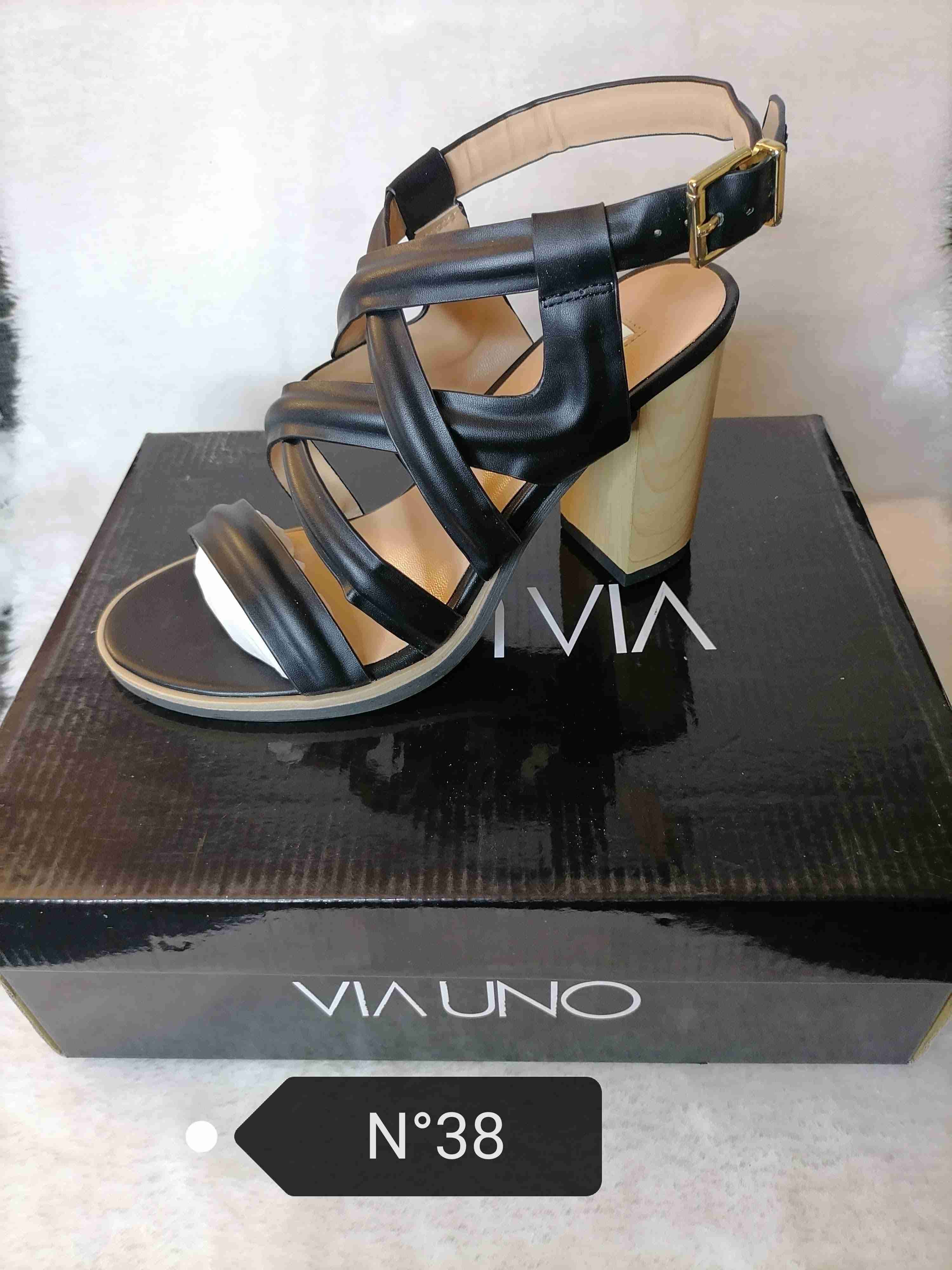 Sandalias negras con taco Via Uno
