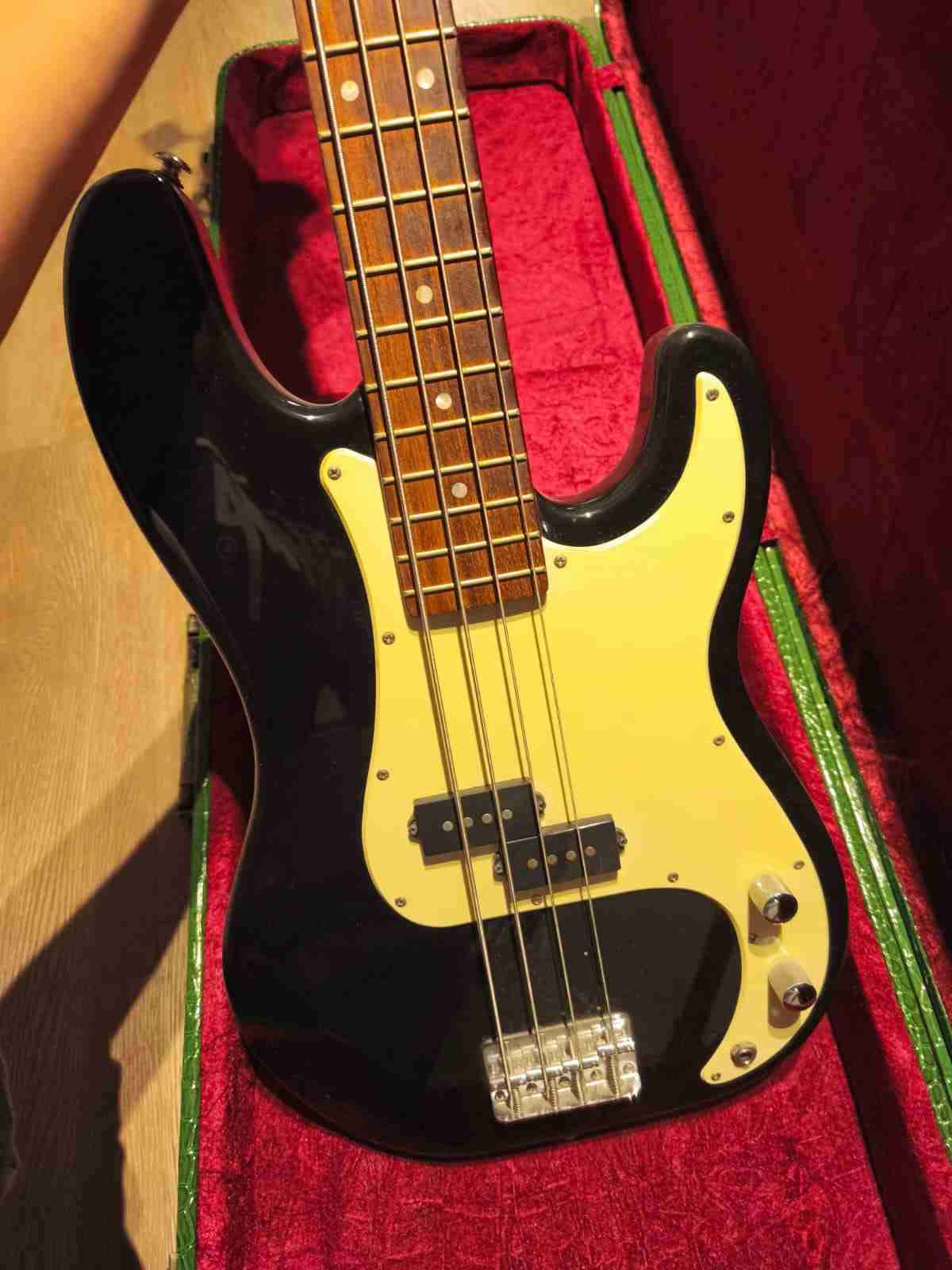 Bajo eléctrico clásico negro - miniatura 3