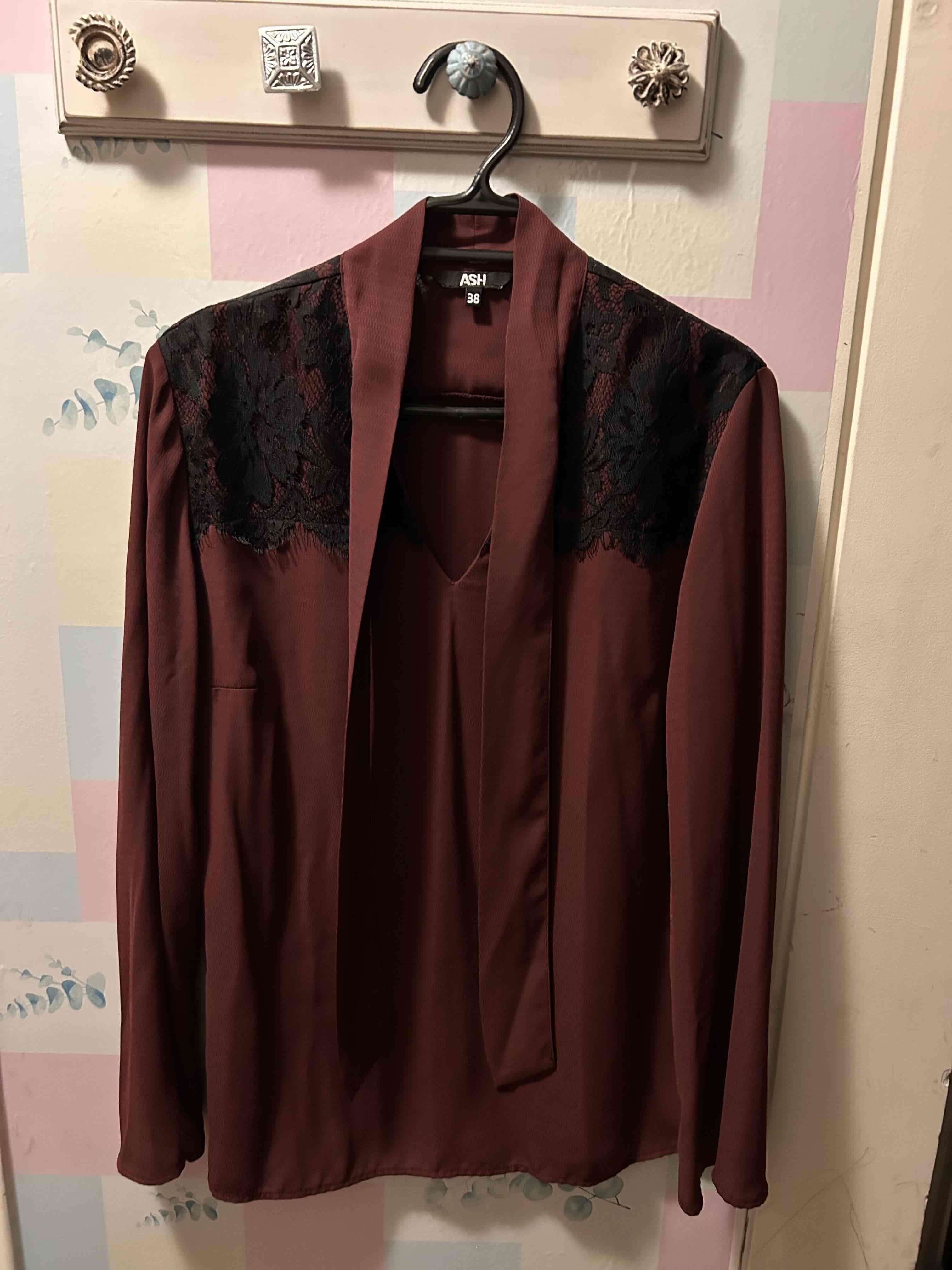 Blusa burdeos cerrada Marca ASH