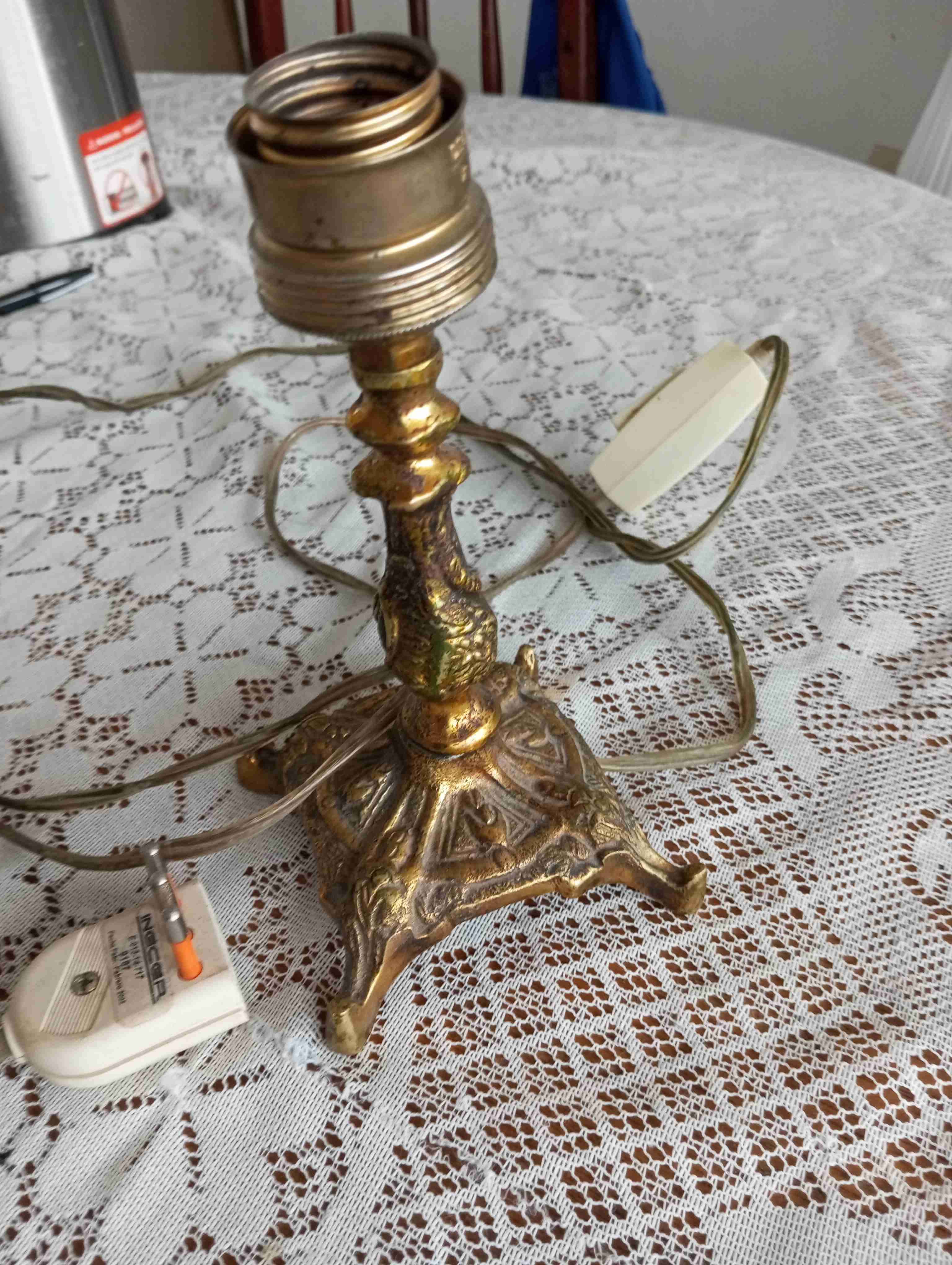 Antigua lámpara de bronce - miniatura 1