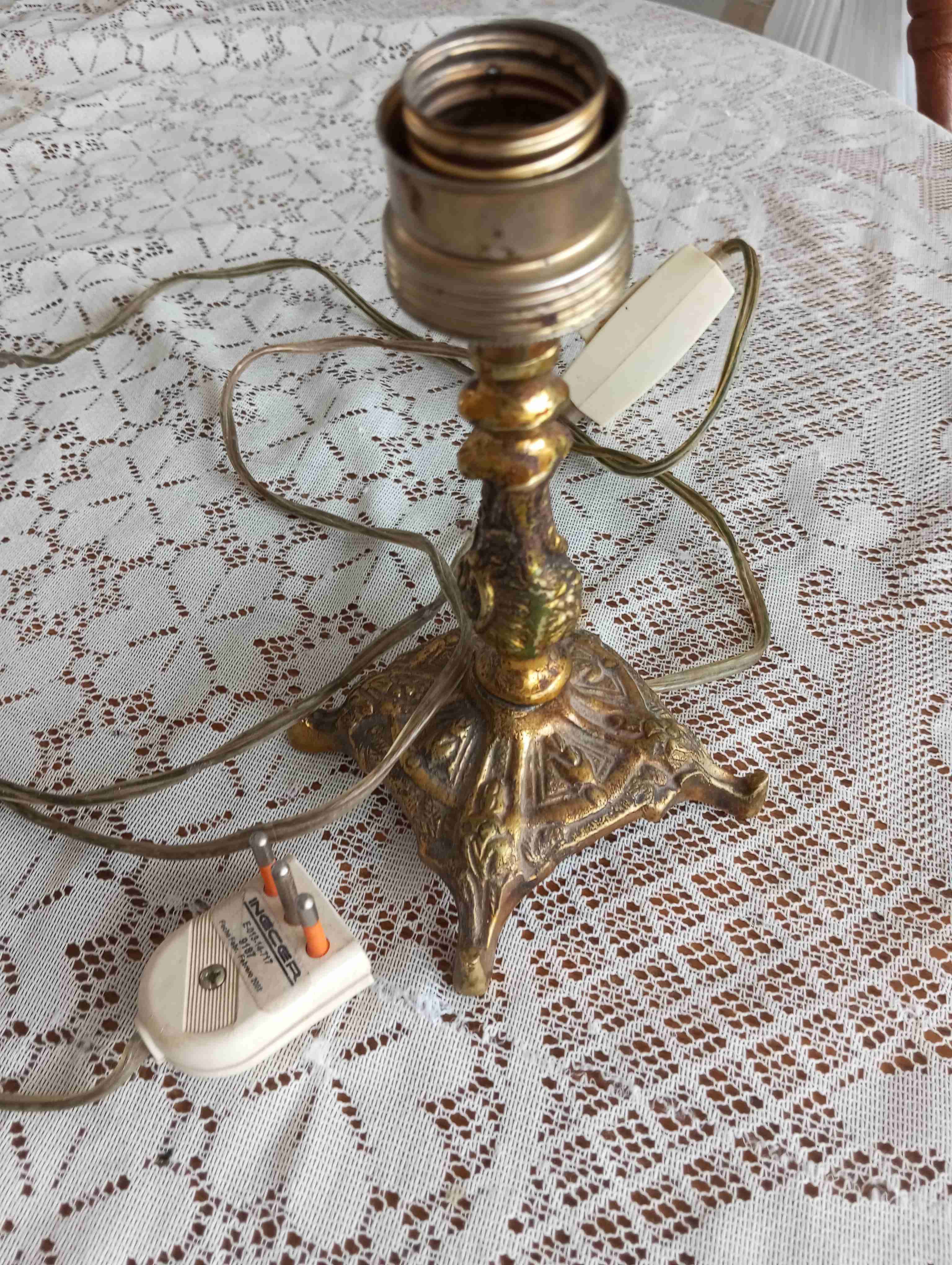 Antigua lámpara de bronce - miniatura 2