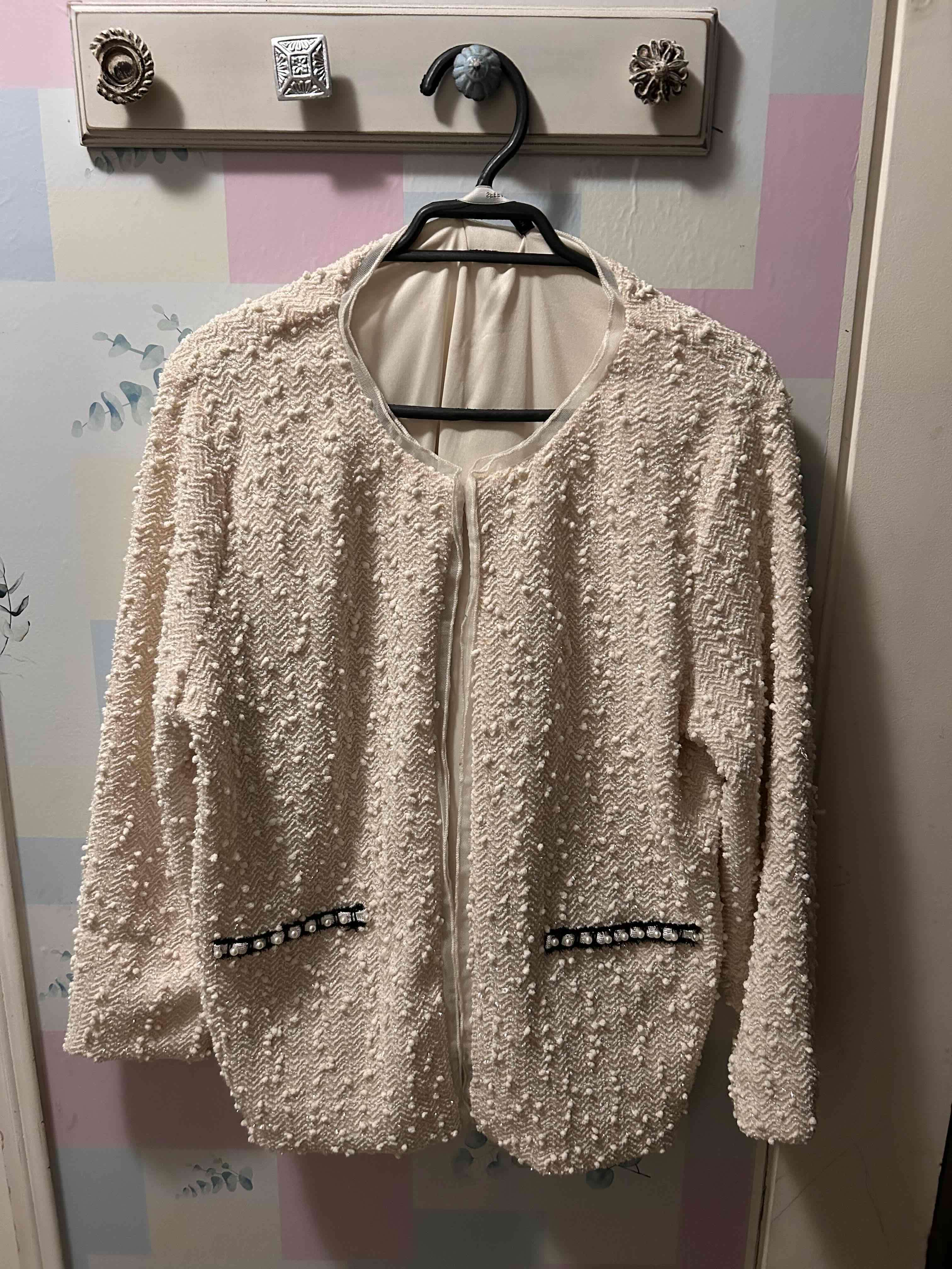 Chaqueta beige con detalles perlados