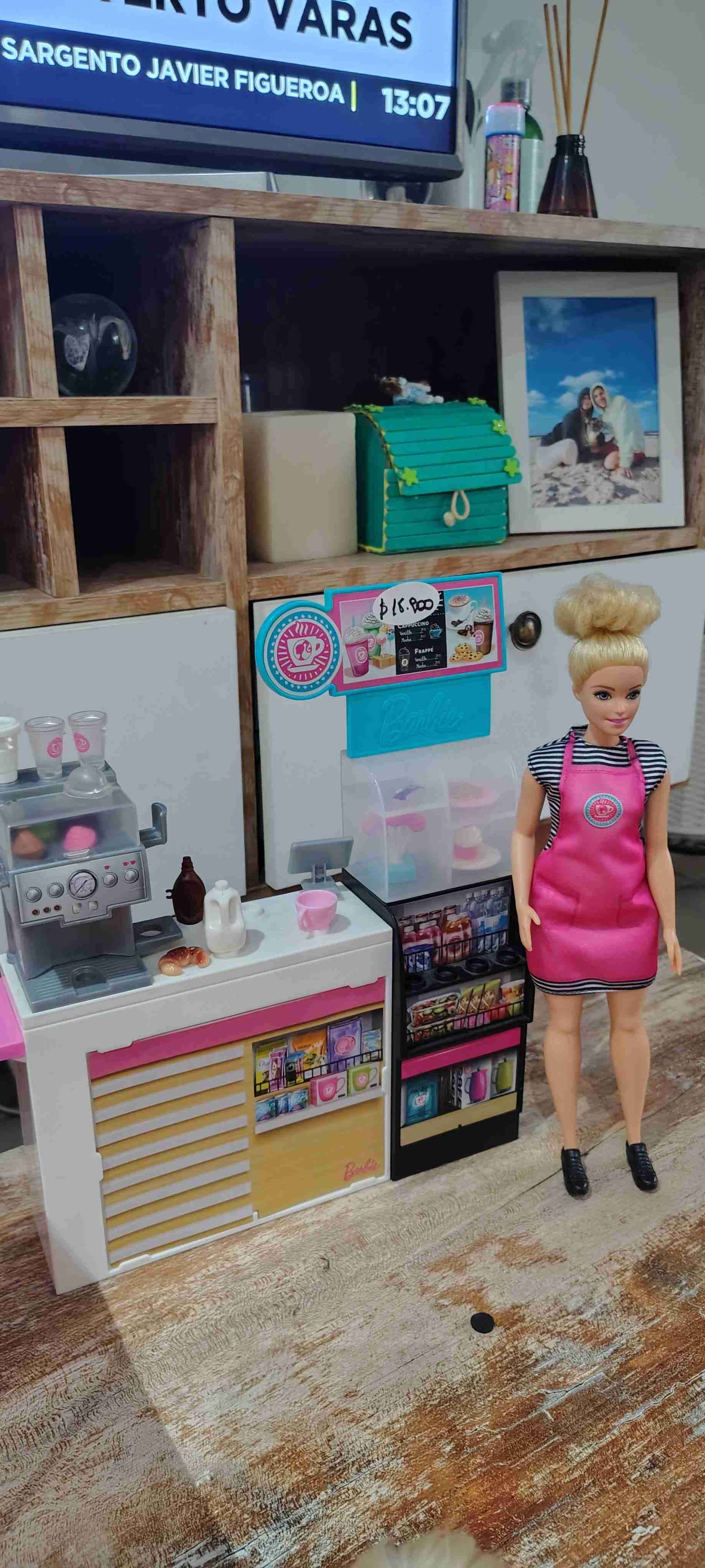 Muñeca con muebles y accesorios - miniatura 3