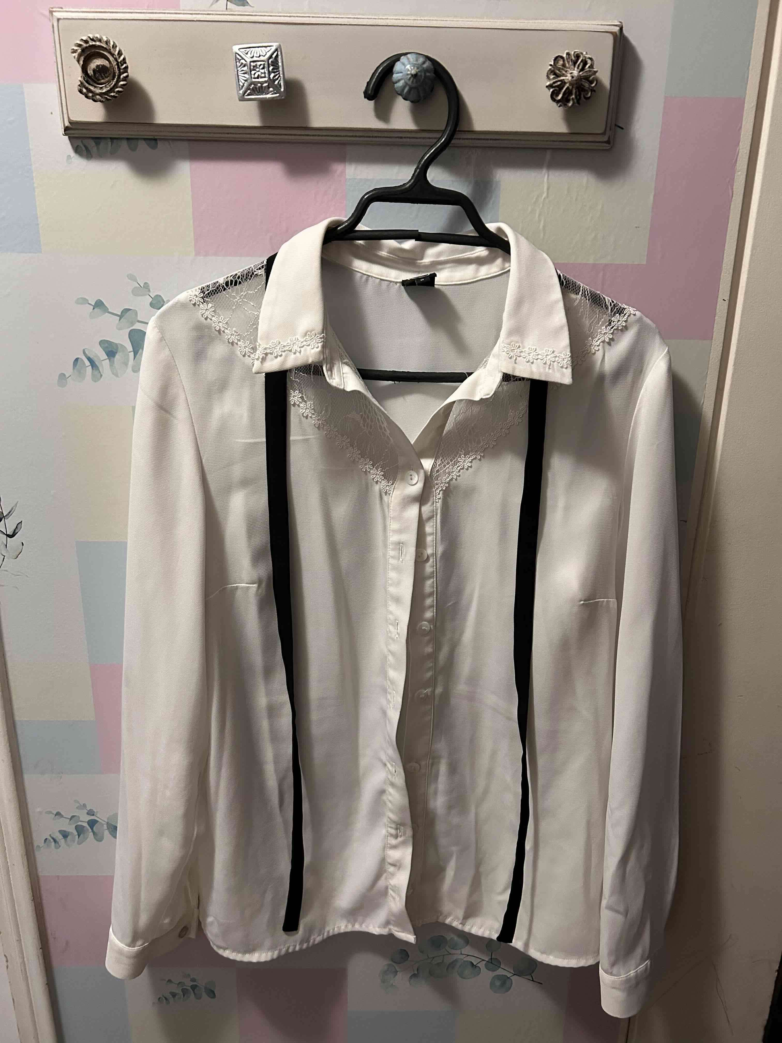 Blusa blanca con encaje marca IO