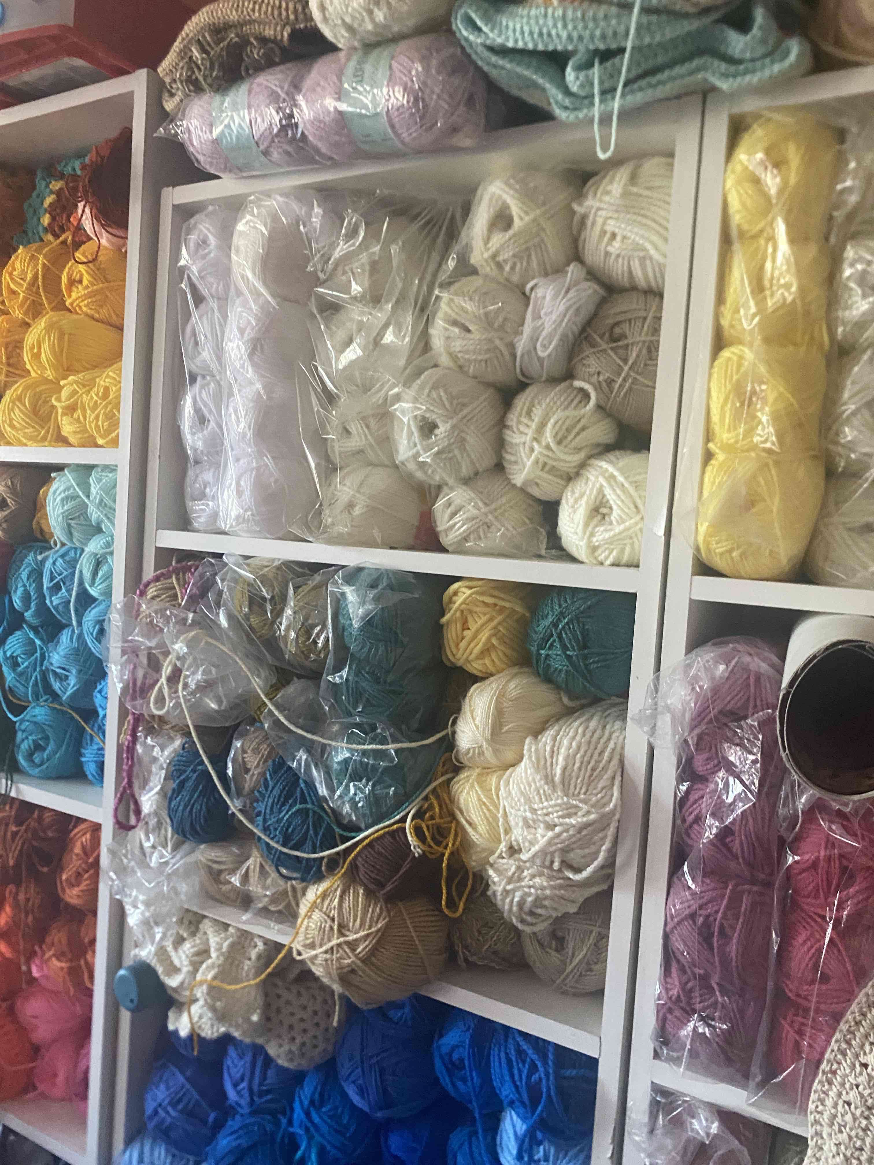 lanas de colores variados - miniatura 2