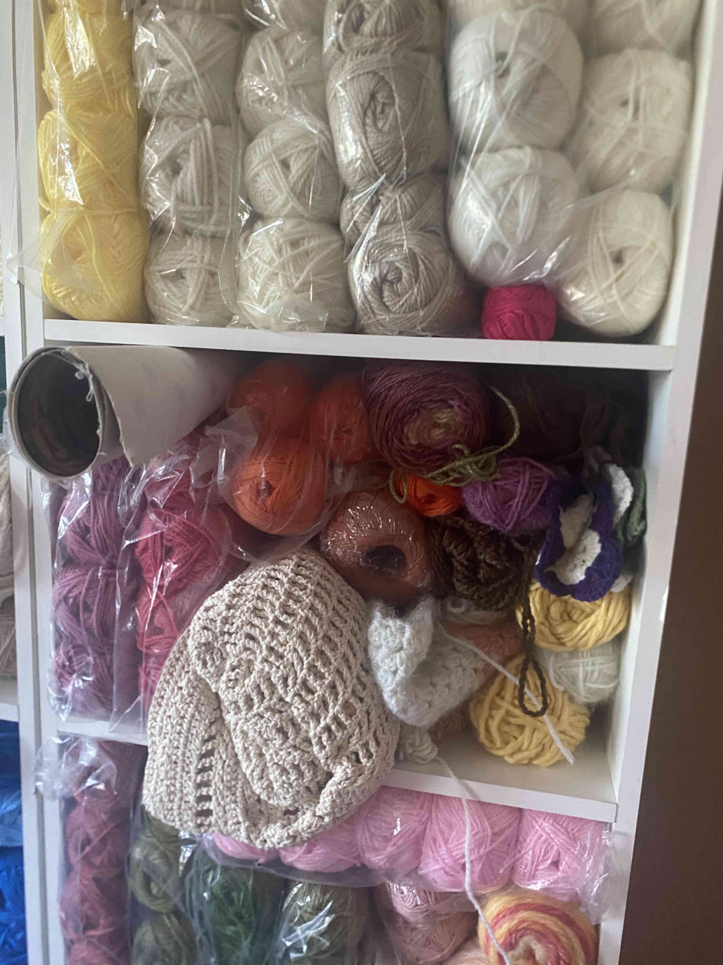 lanas de colores variados - miniatura 3