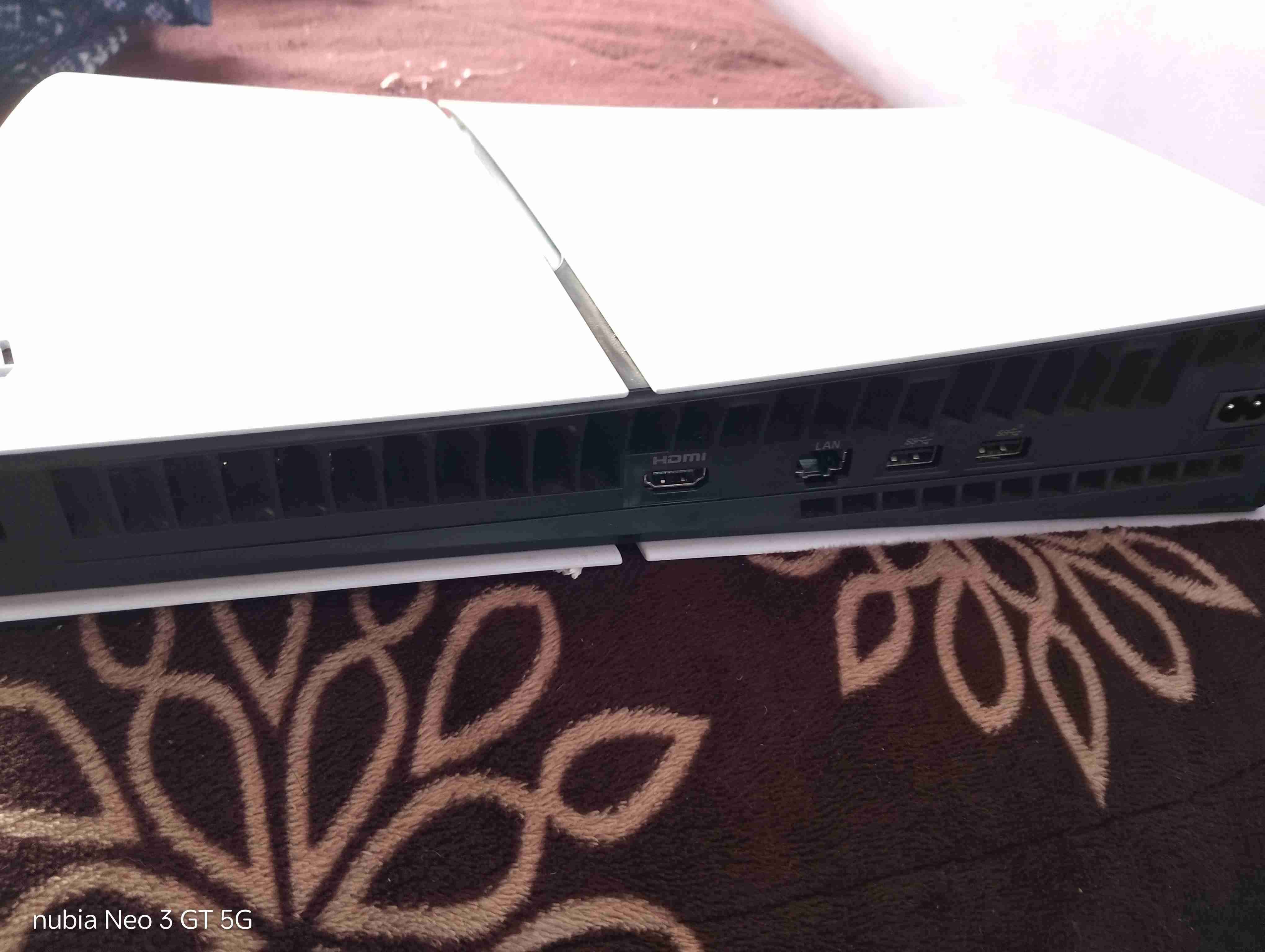 Consola de videojuegos blanca - miniatura 1