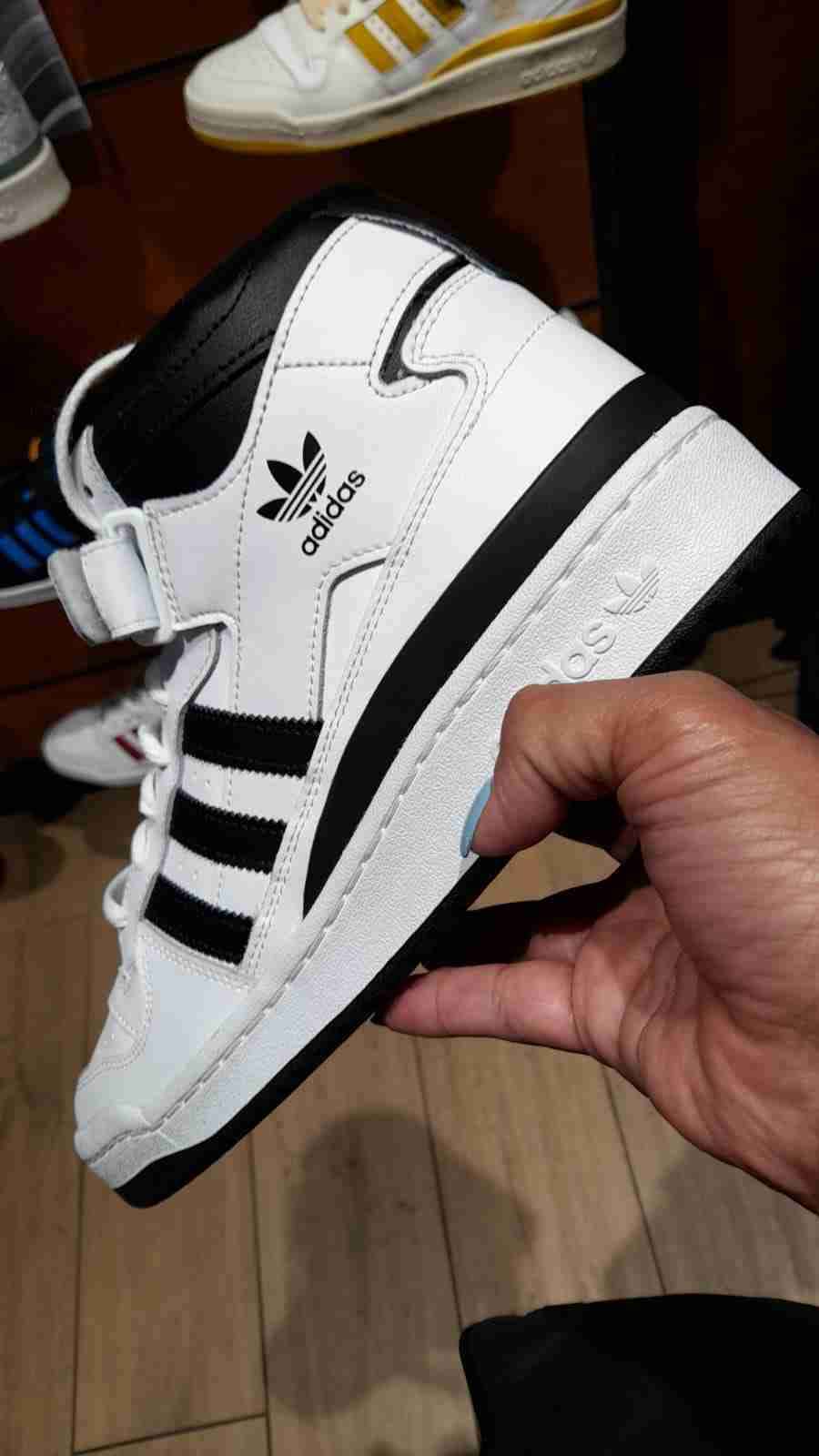 Zapatillas Adidas blancas y negras - miniatura 1