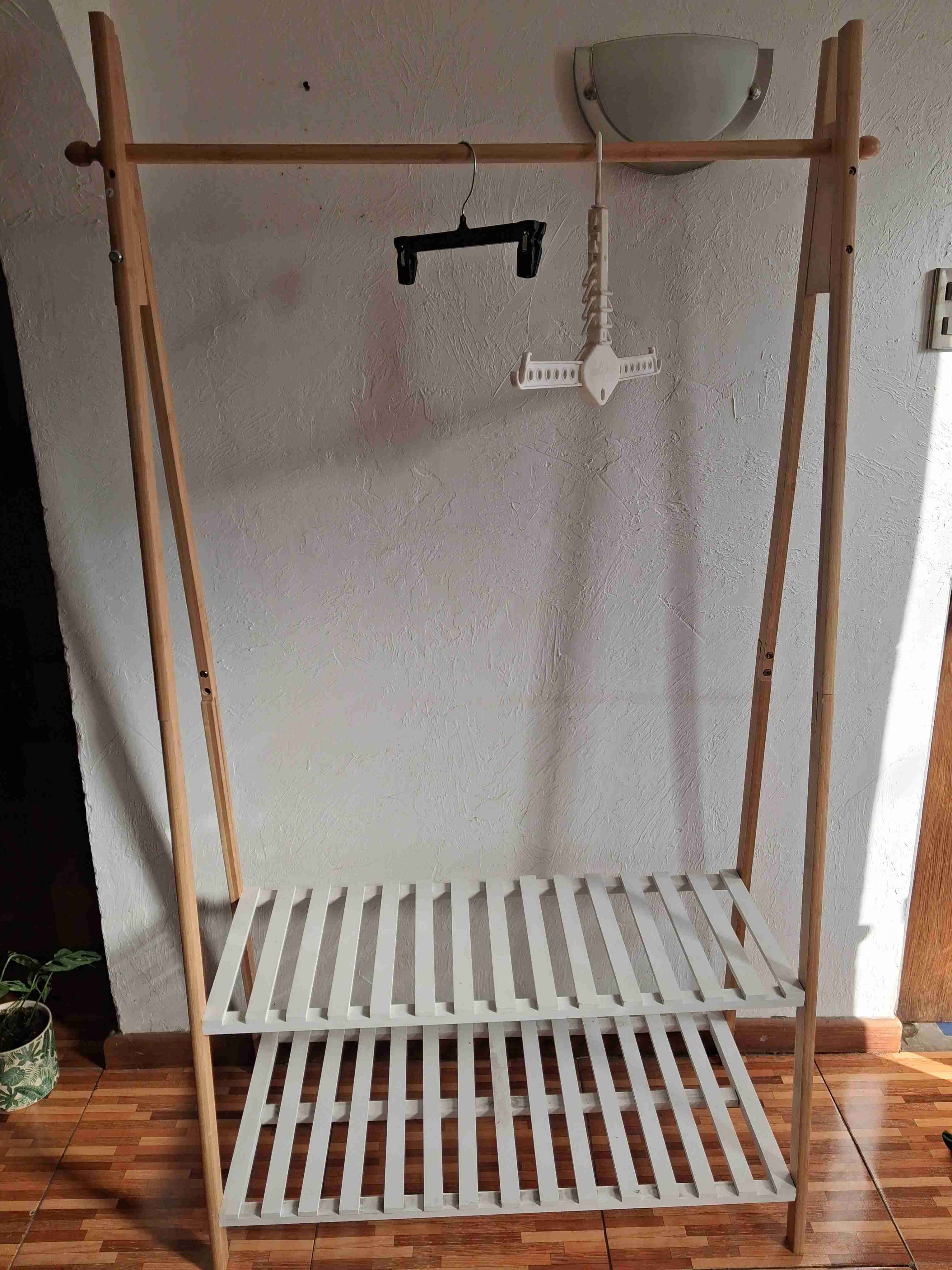 Estante de madera con barra