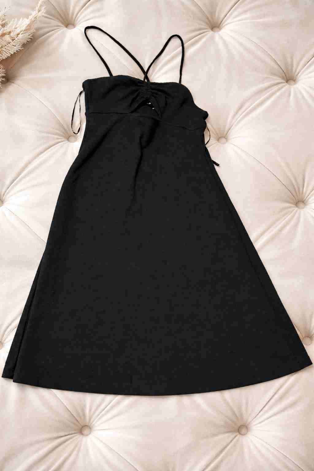 Vestido negro elegante mujer