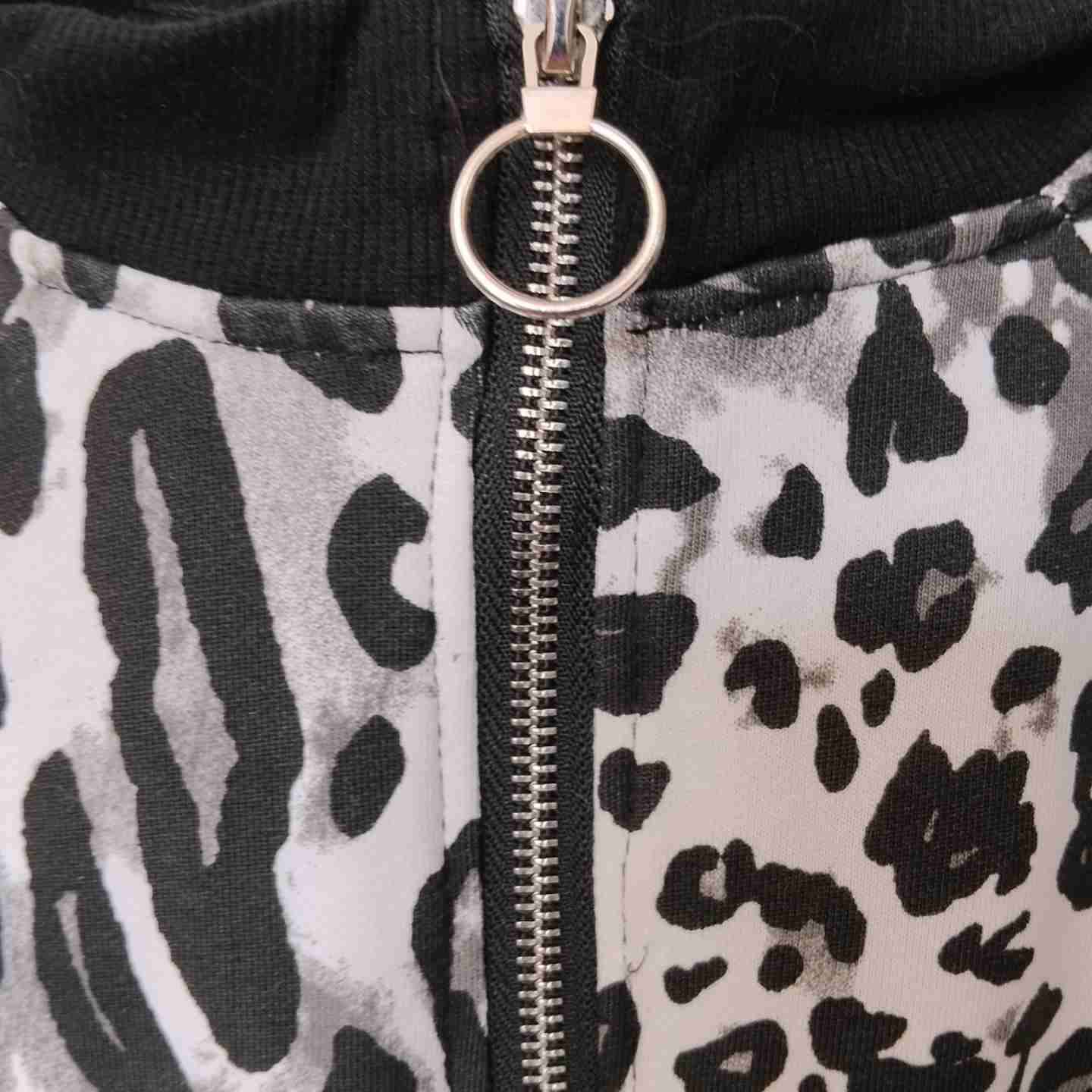 Buzo estampado animal print - miniatura 3