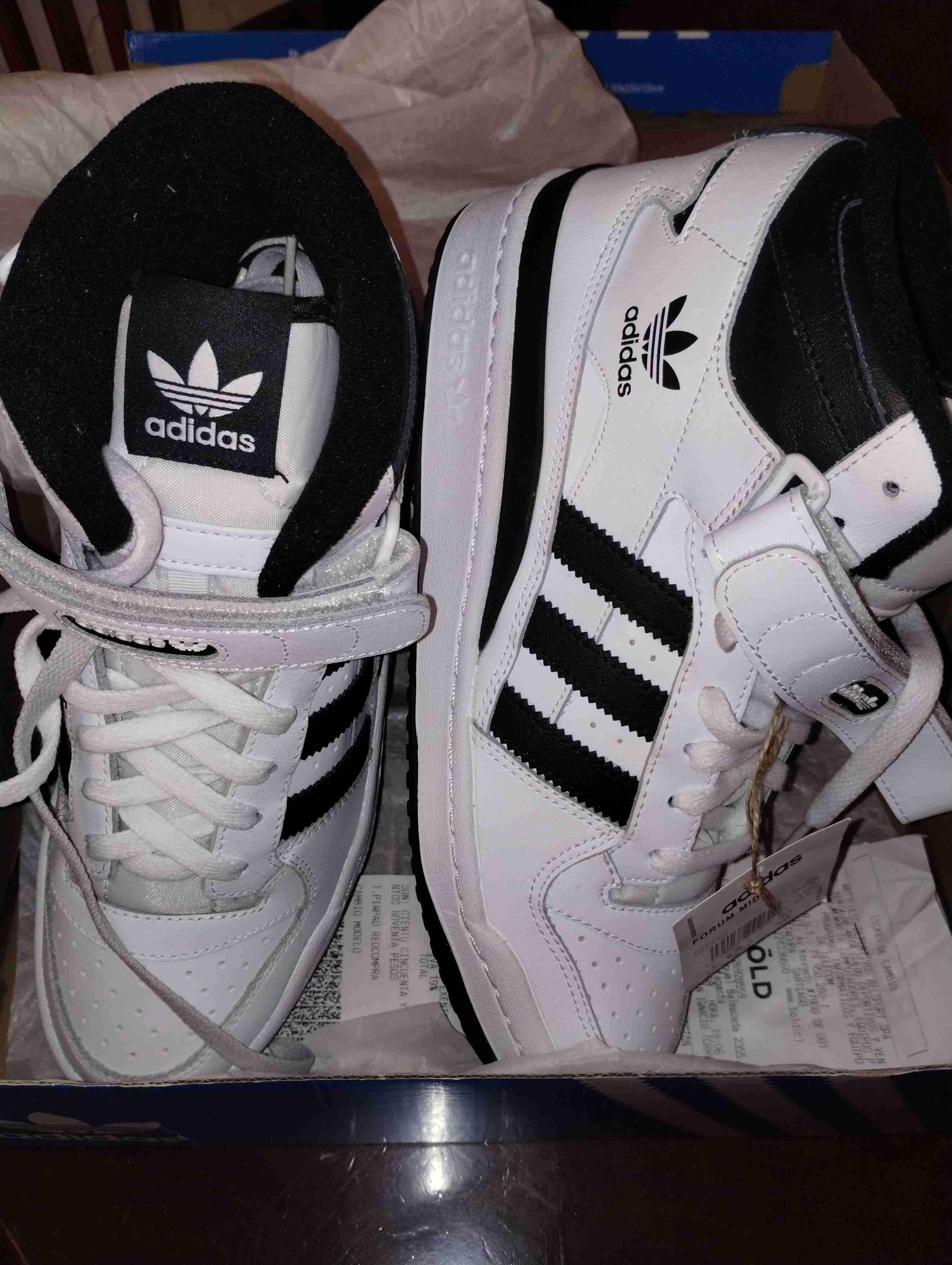 Zapatillas Adidas blancas y negras - miniatura 2