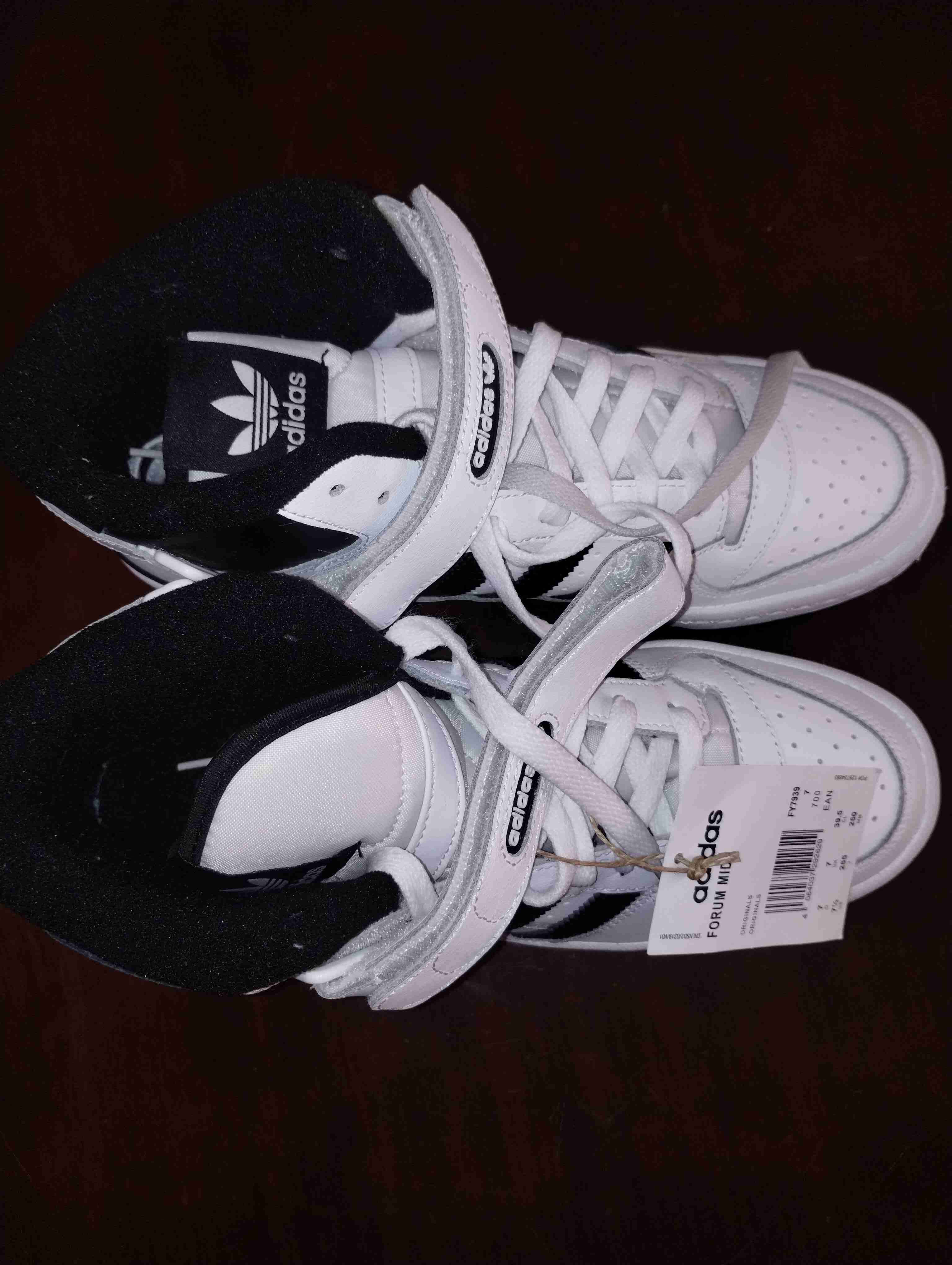 Zapatillas Adidas blancas y negras - miniatura 4