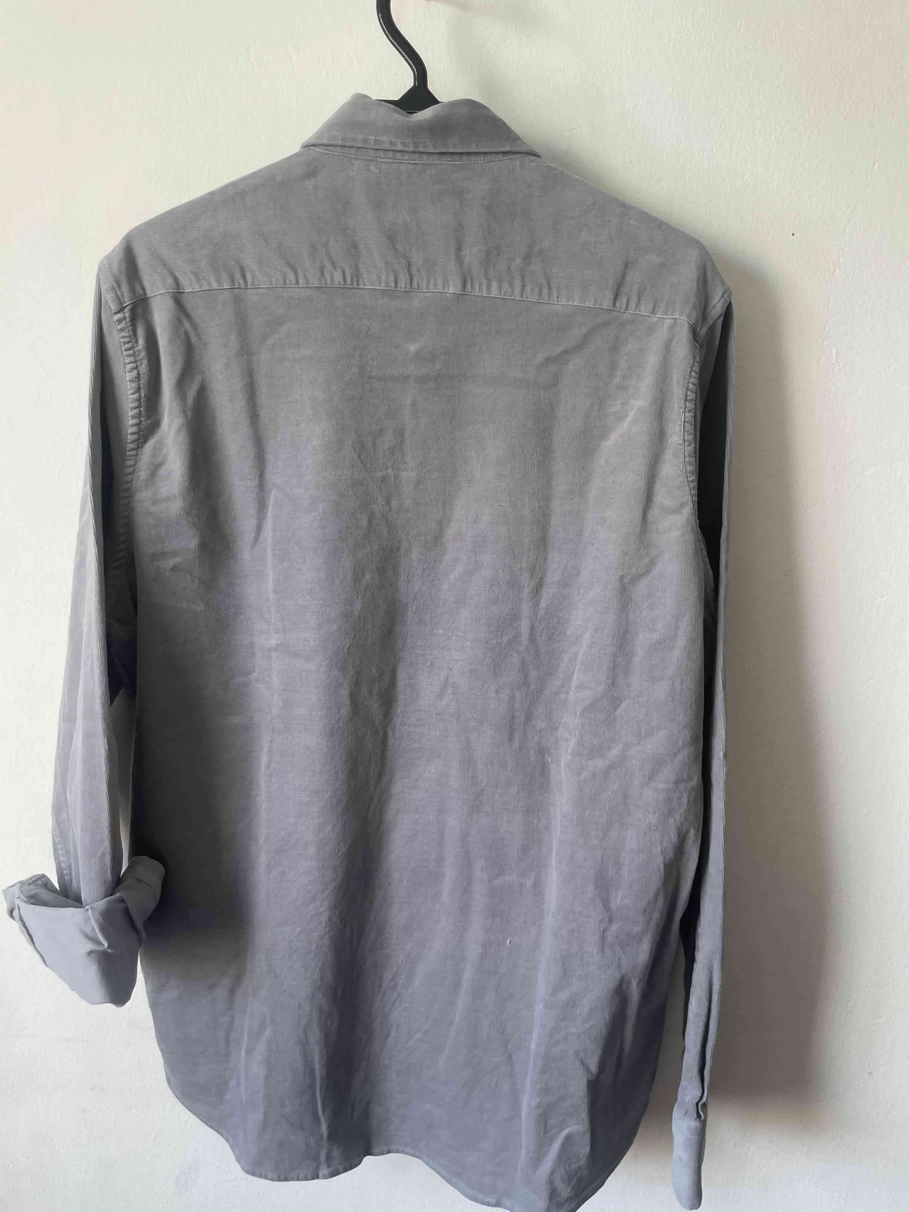 Camisa gris de hombre - miniatura 2