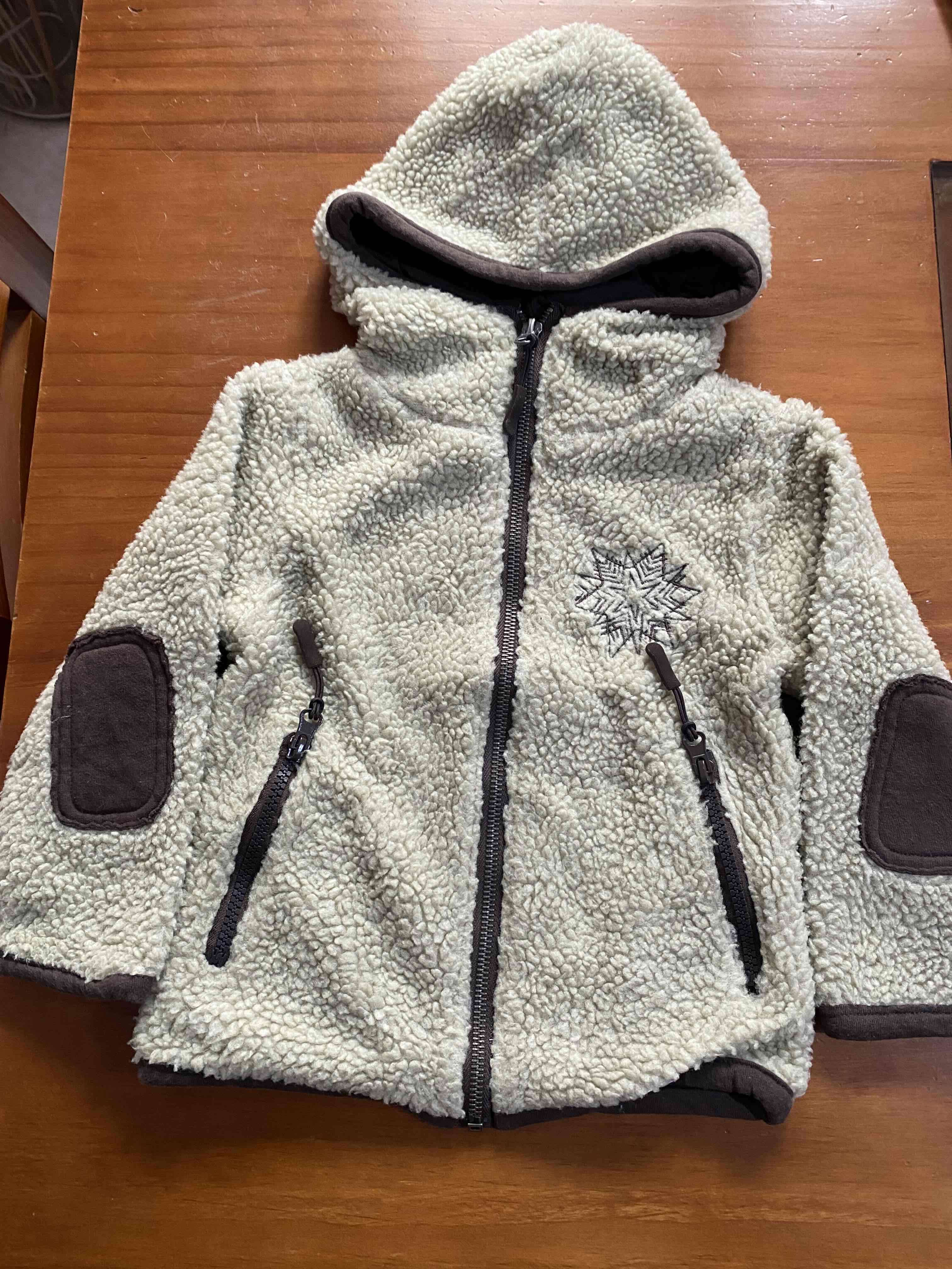 Chaqueta con capucha peluda beige talla 3