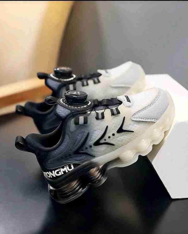 Zapatillas deportivas blancas y negras - miniatura 2