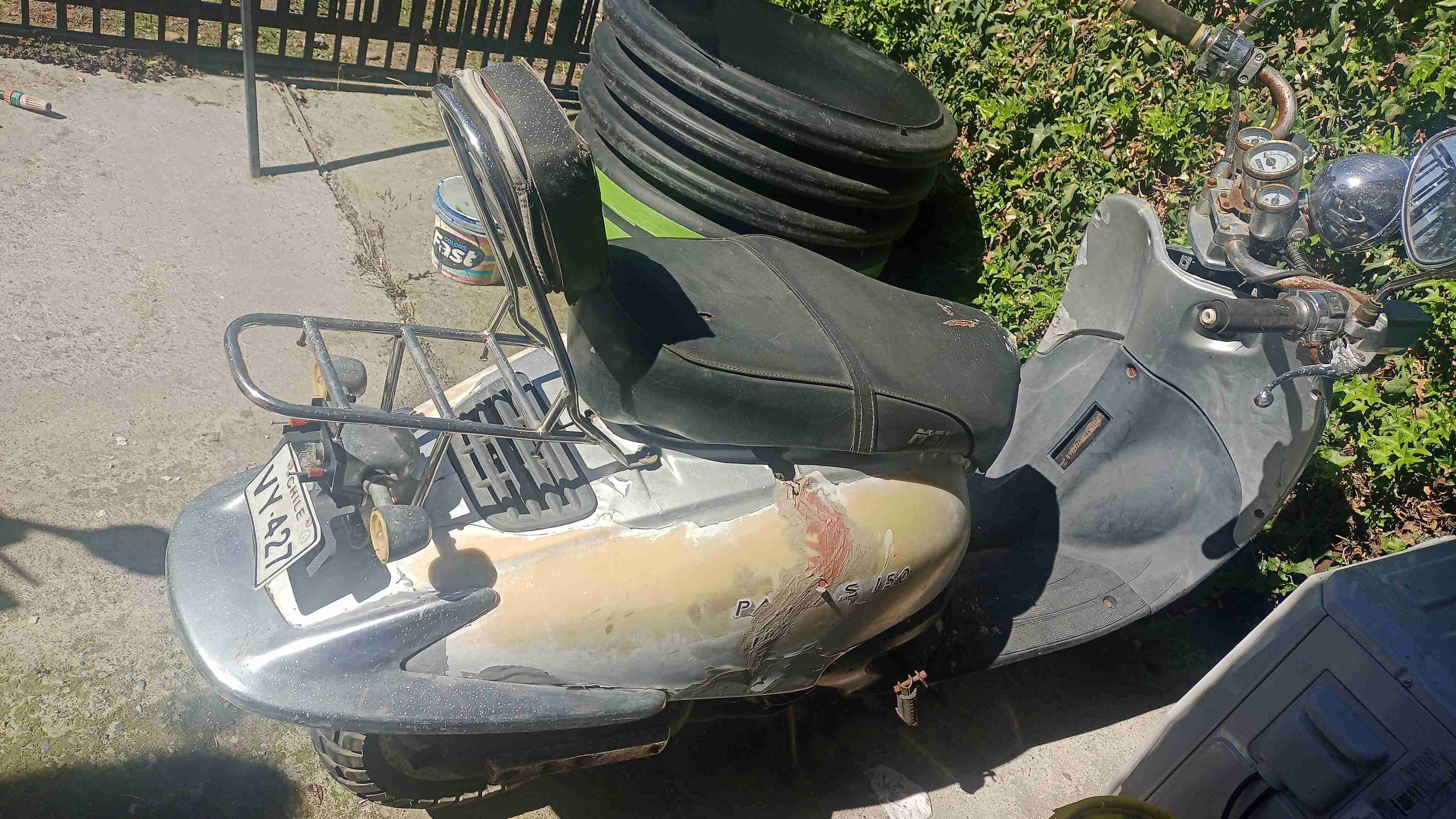 Scooter Piaggio y una takasaky - 1