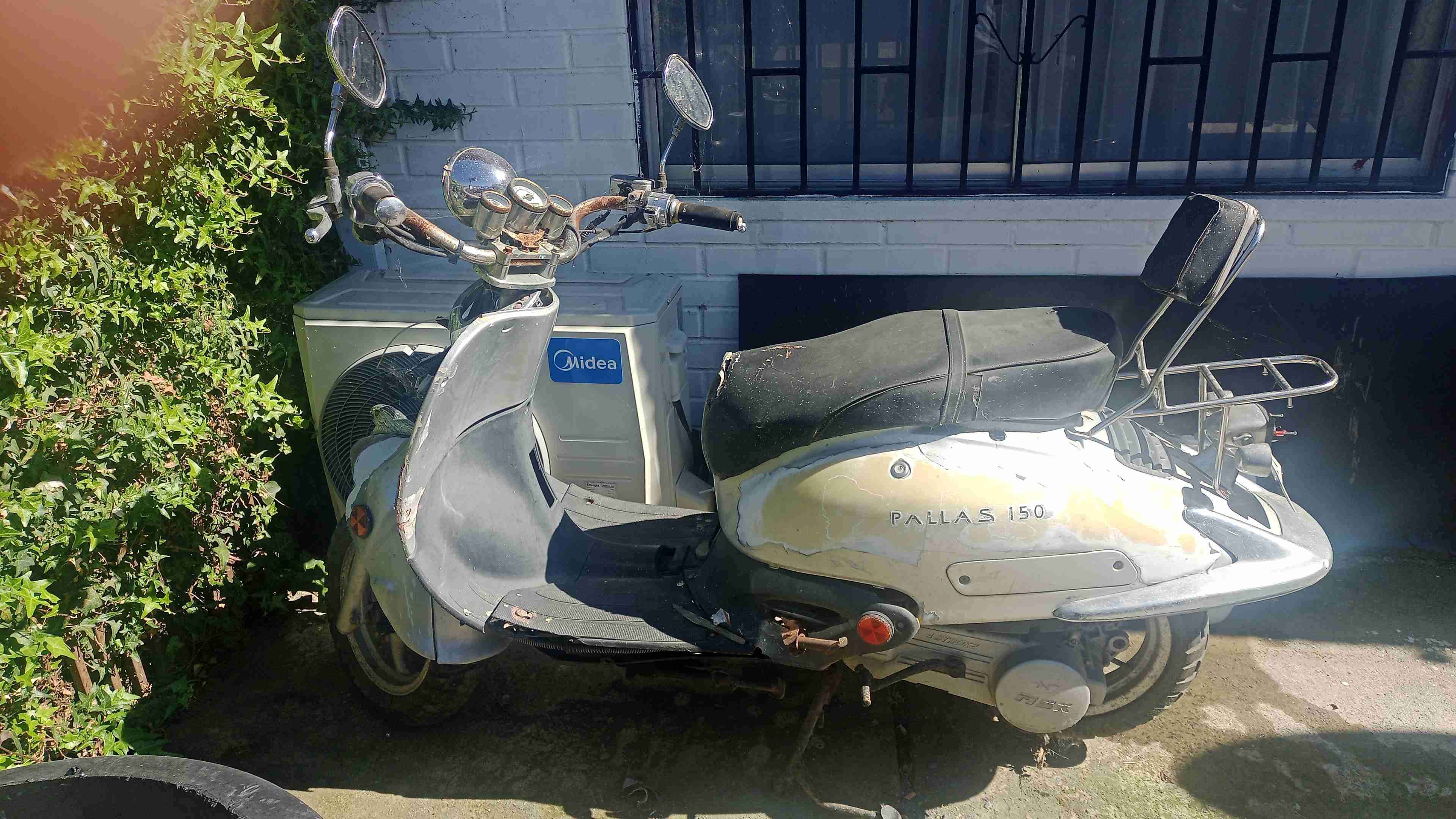 Scooter Piaggio y una takasaky - 3