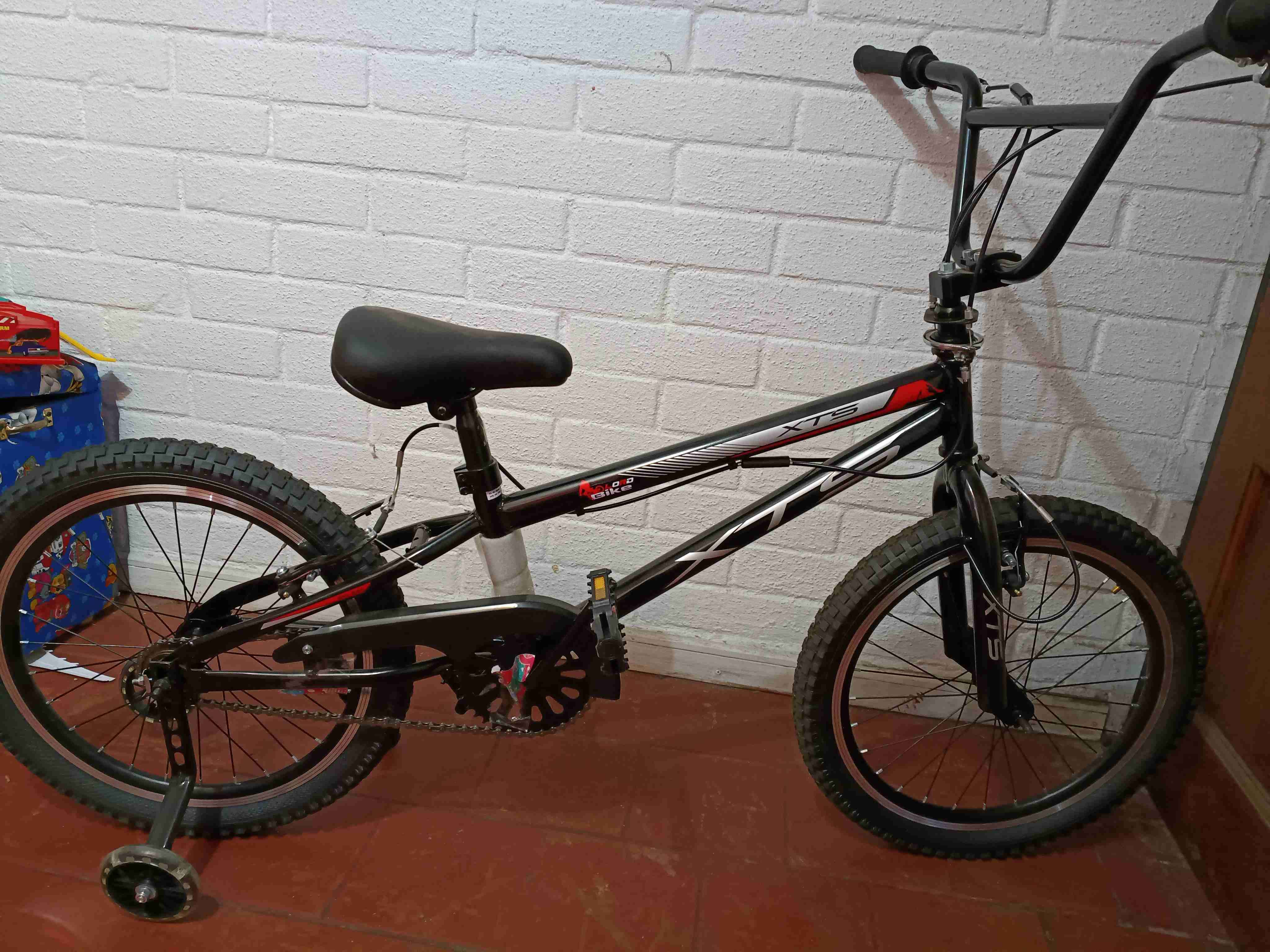 Bicicleta infantil negra con ruedas - 1