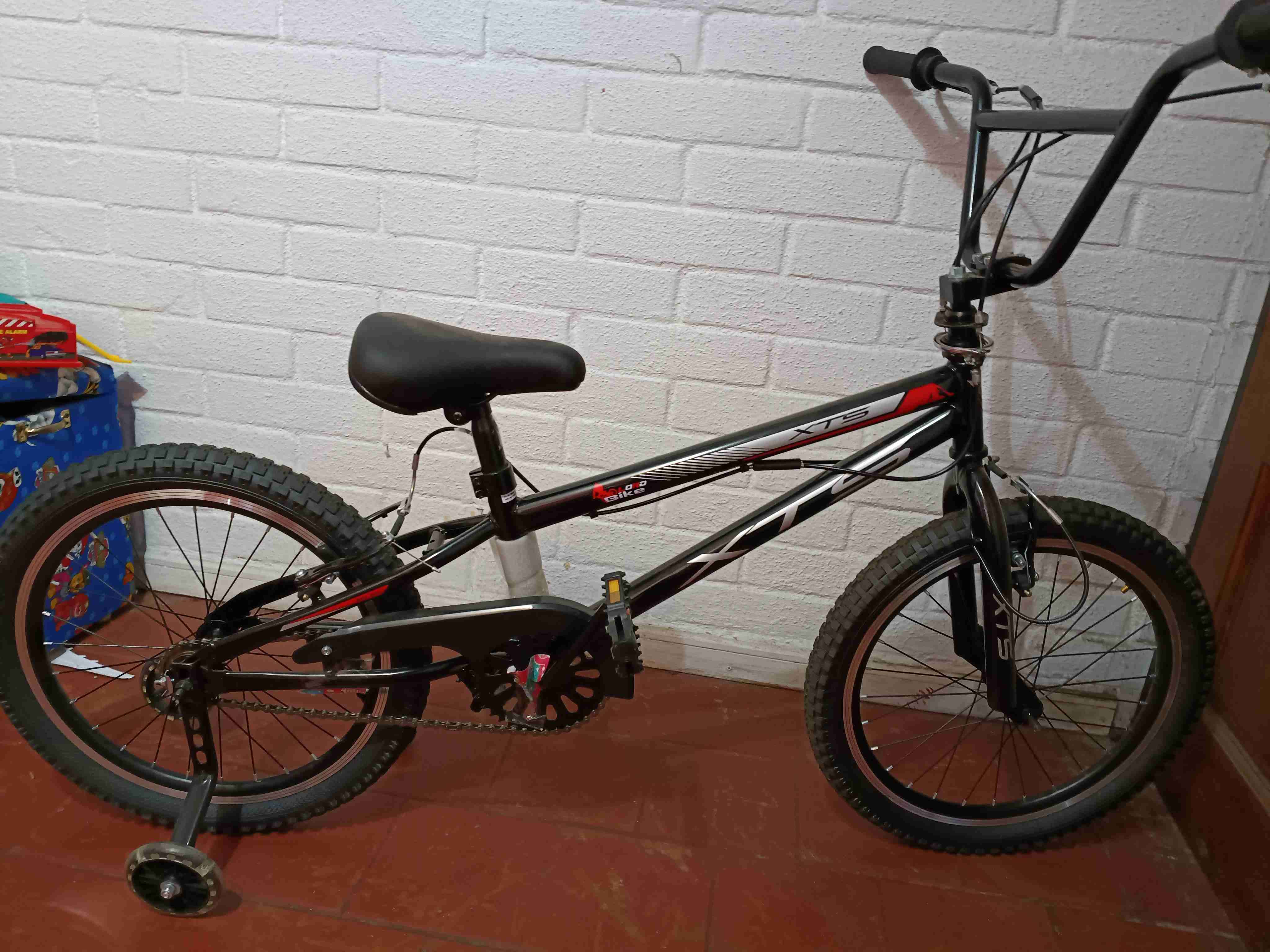 Bicicleta infantil negra con ruedas - 2