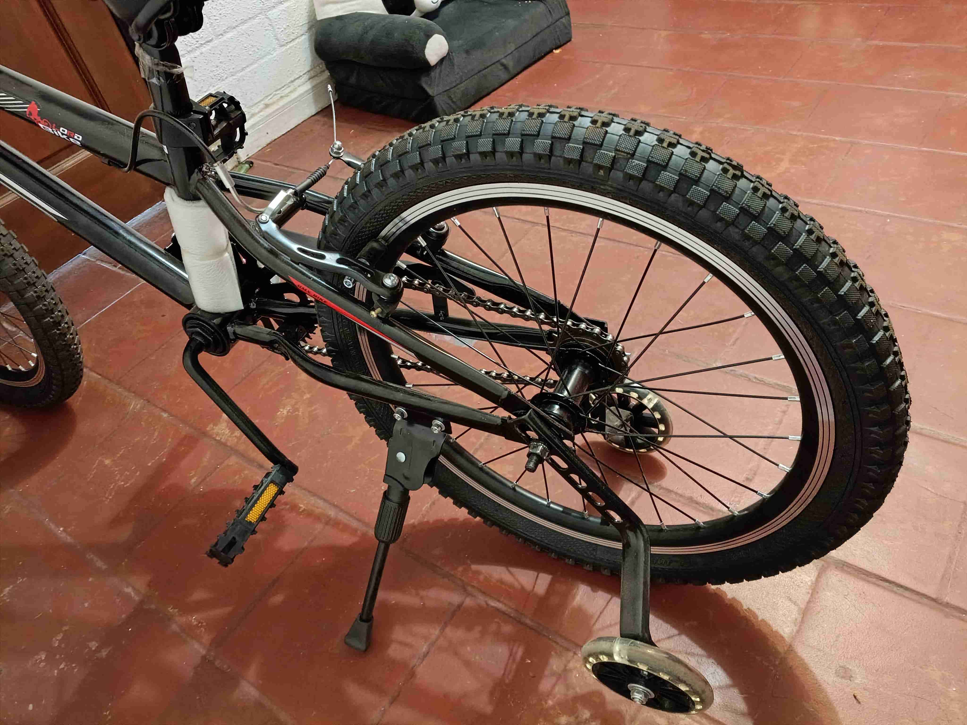 Bicicleta infantil negra con ruedas - 3