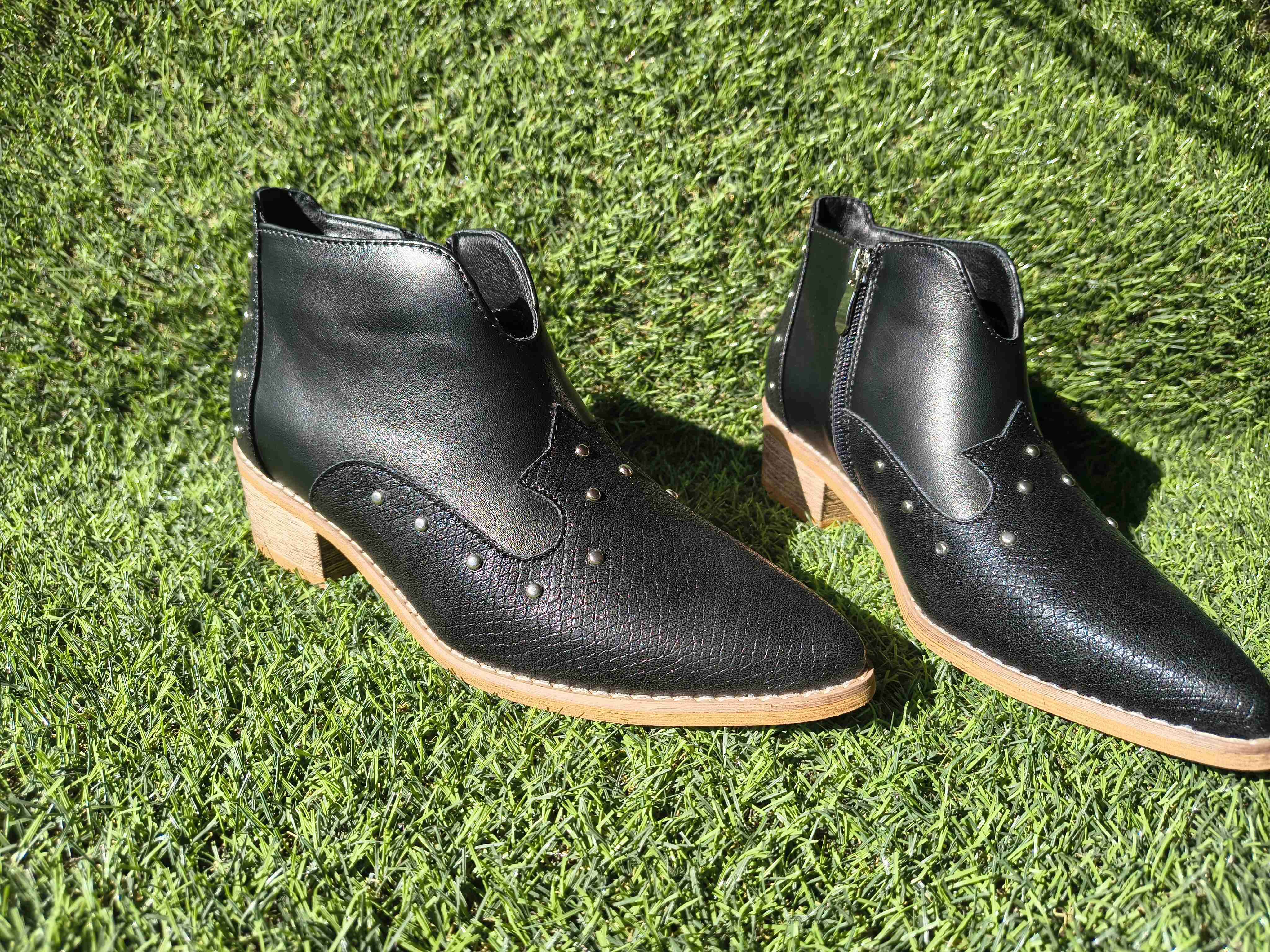 Botines negros con tachas