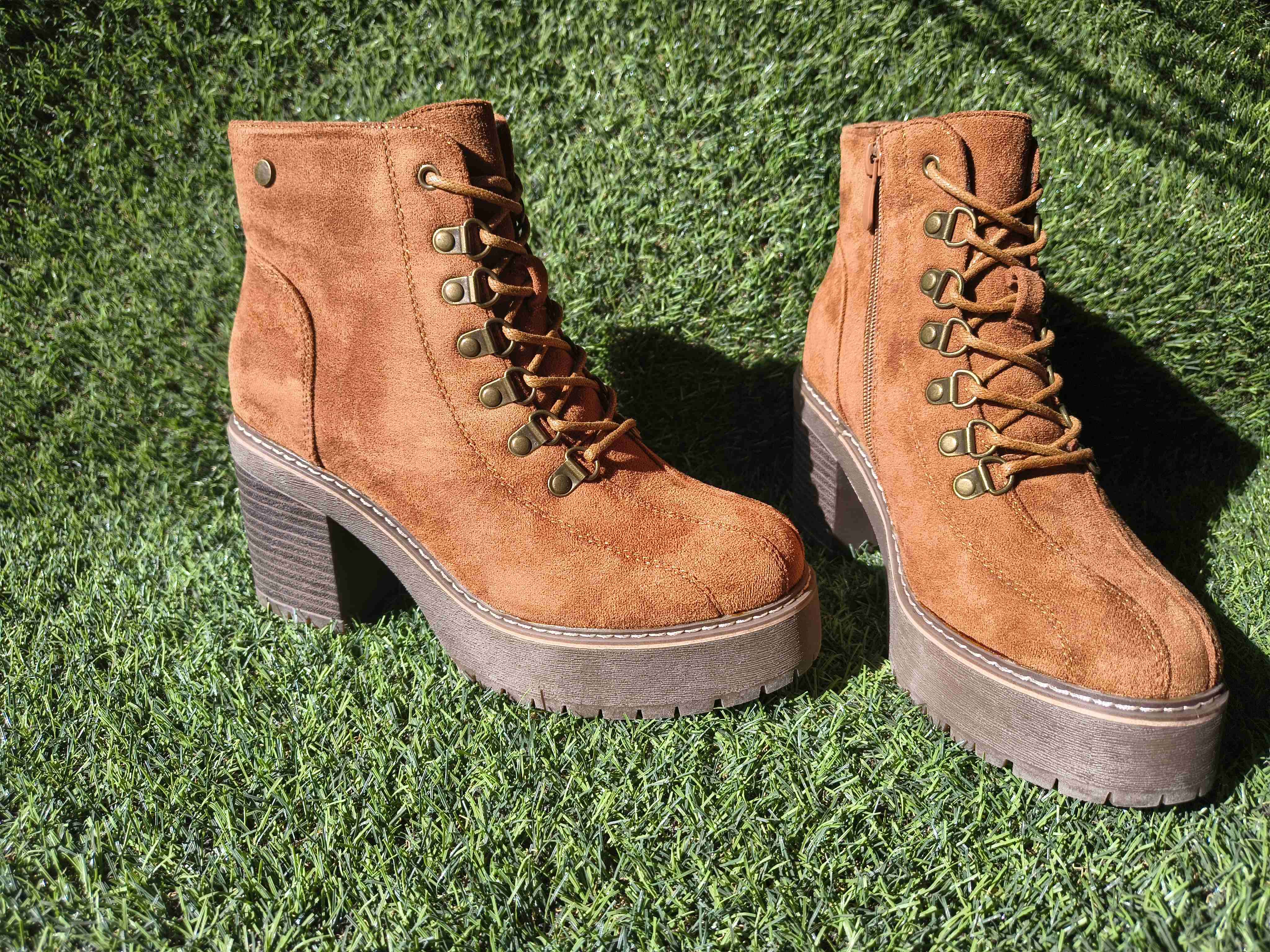 Botines de gamuza café con tacón