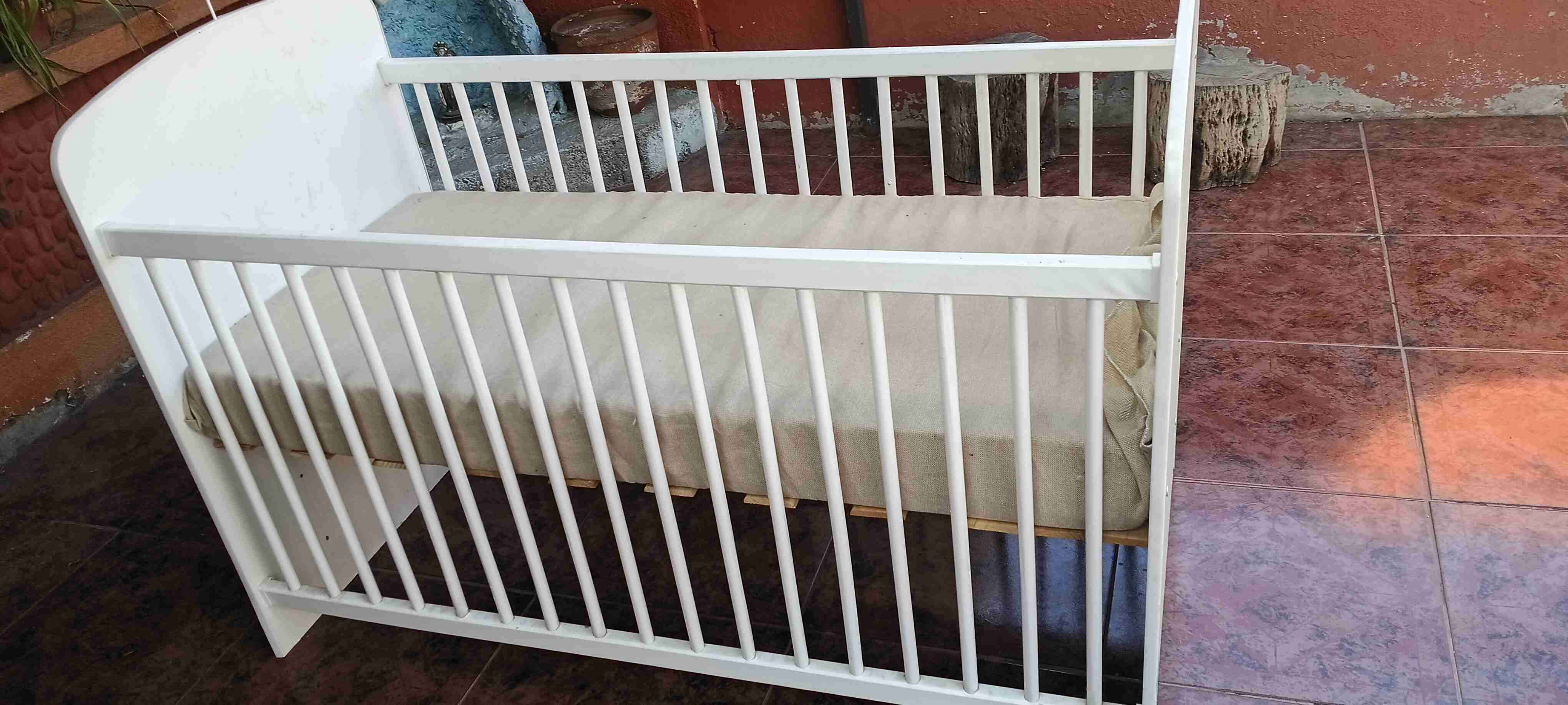 Cuna blanca para bebé - miniatura 1