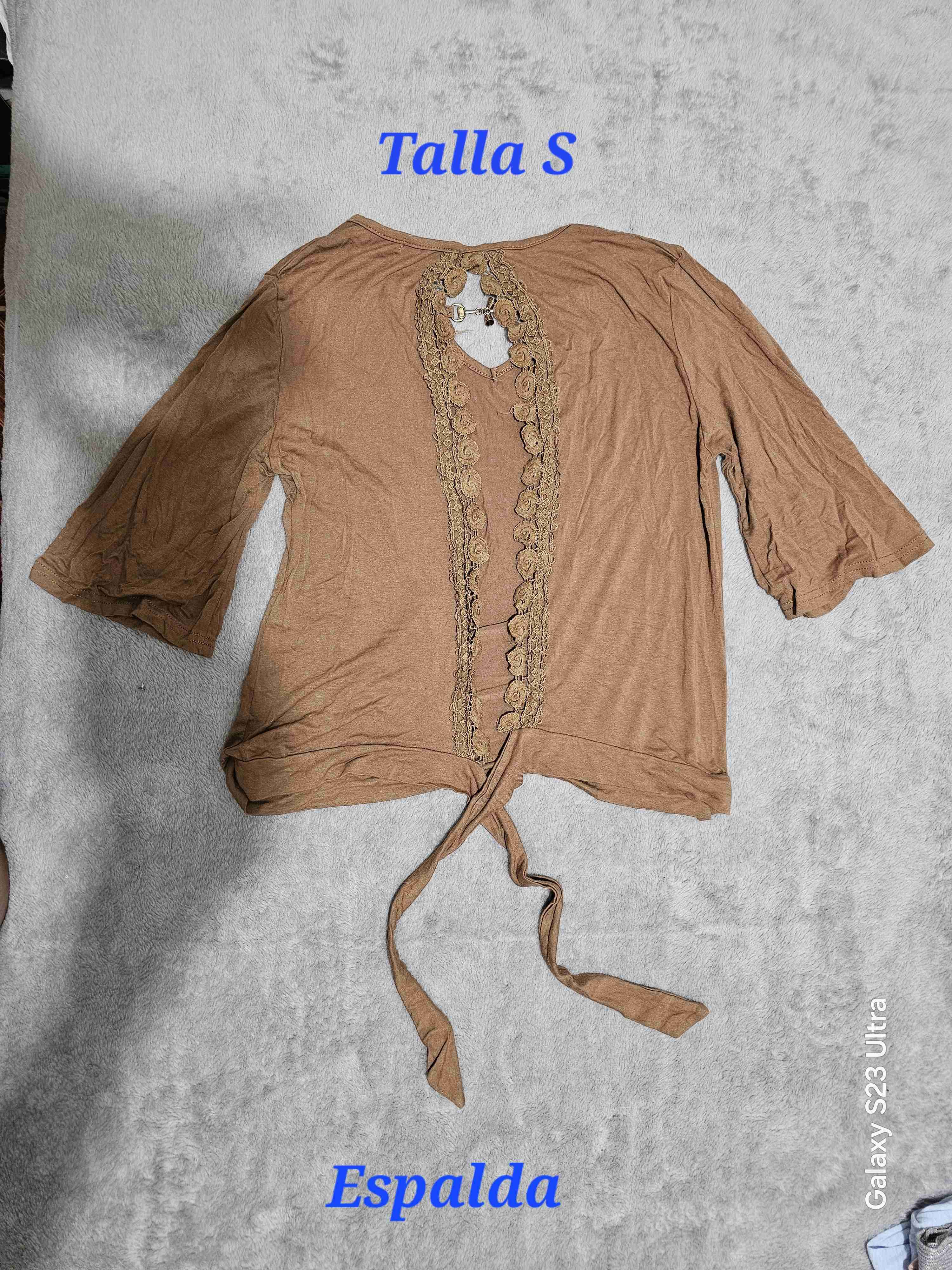 Blusa roja con puntos - miniatura 3