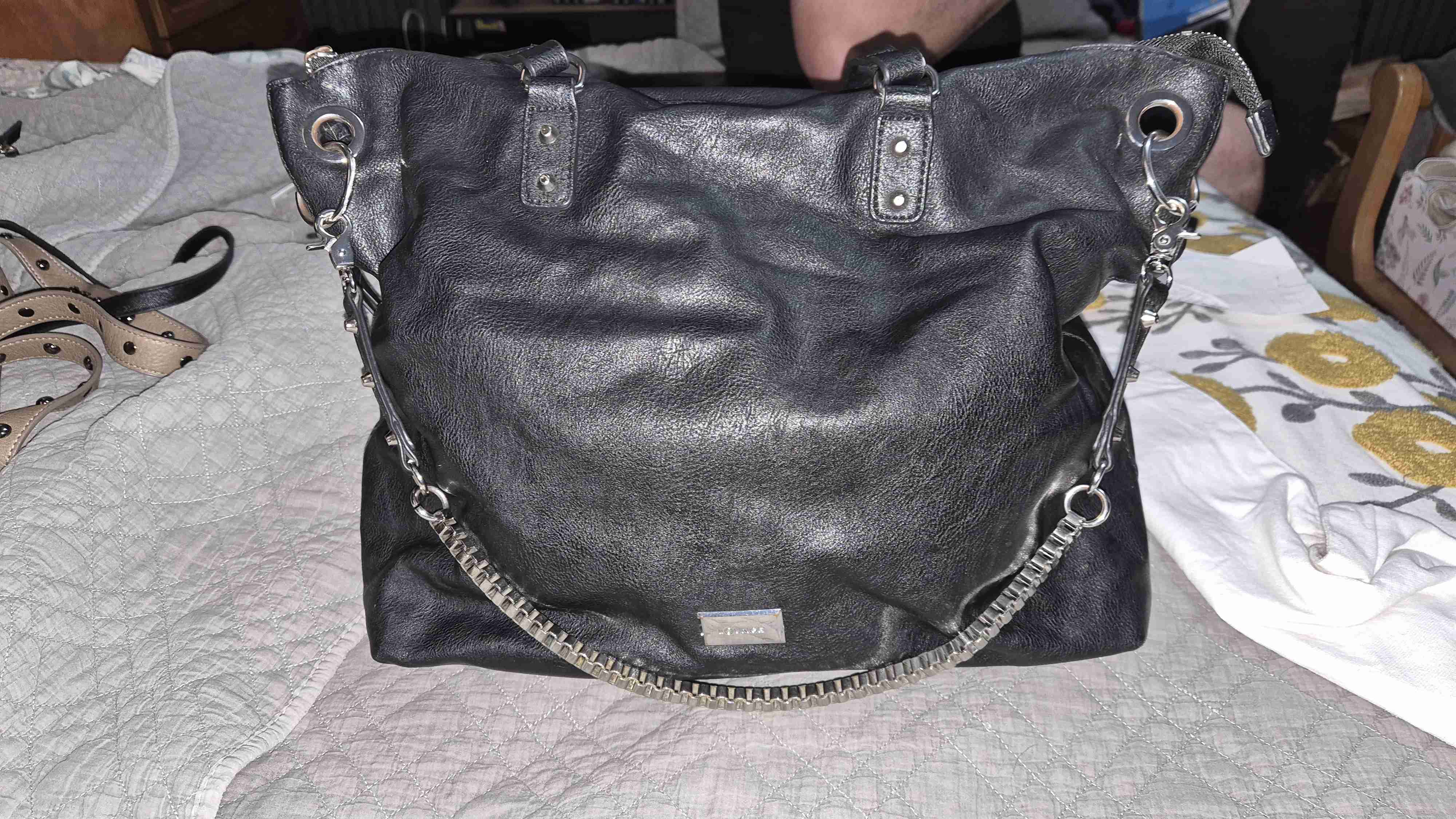 Bolso negro grande de simil cuero - miniatura 2