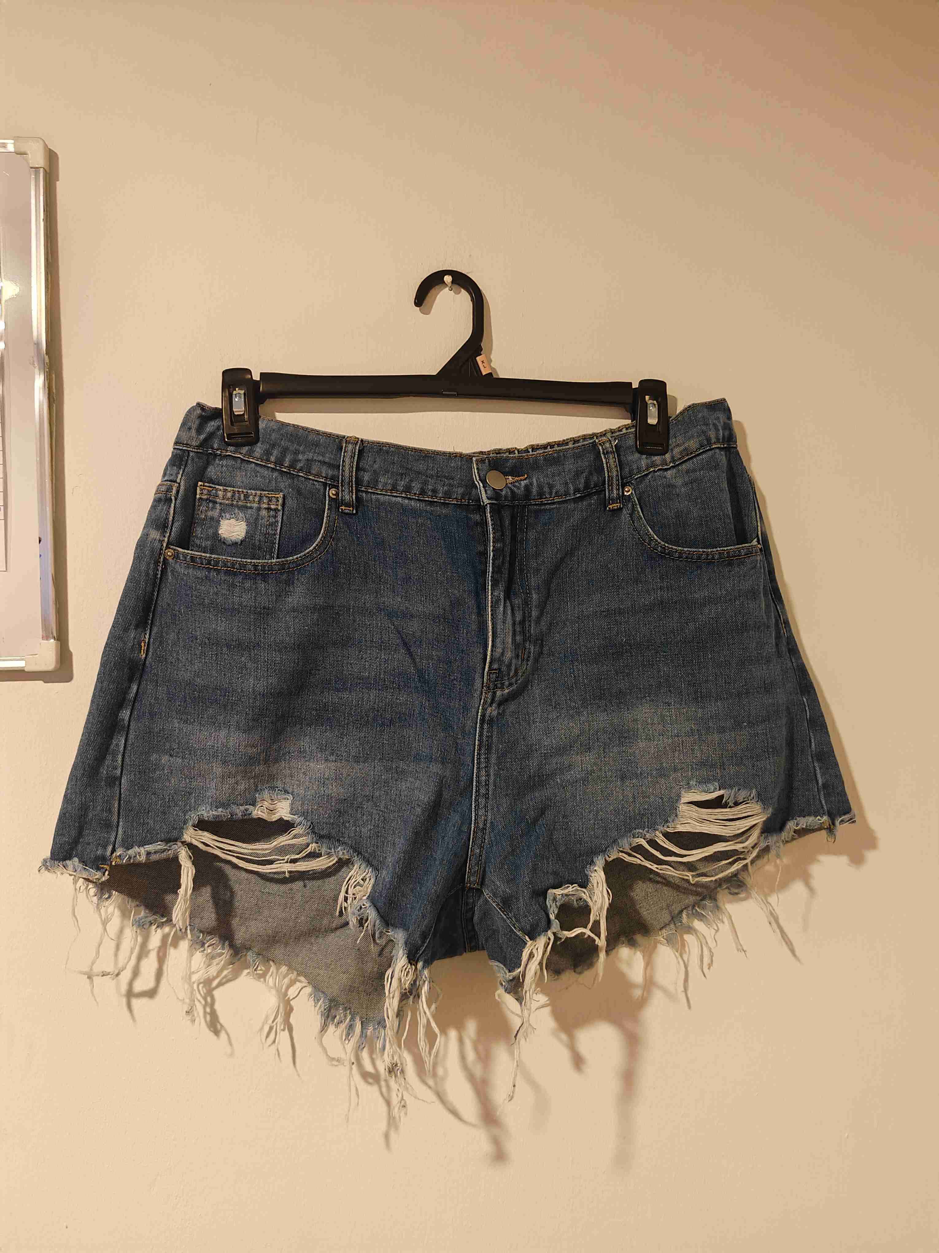 Shorts de mezclilla desgastados - 1