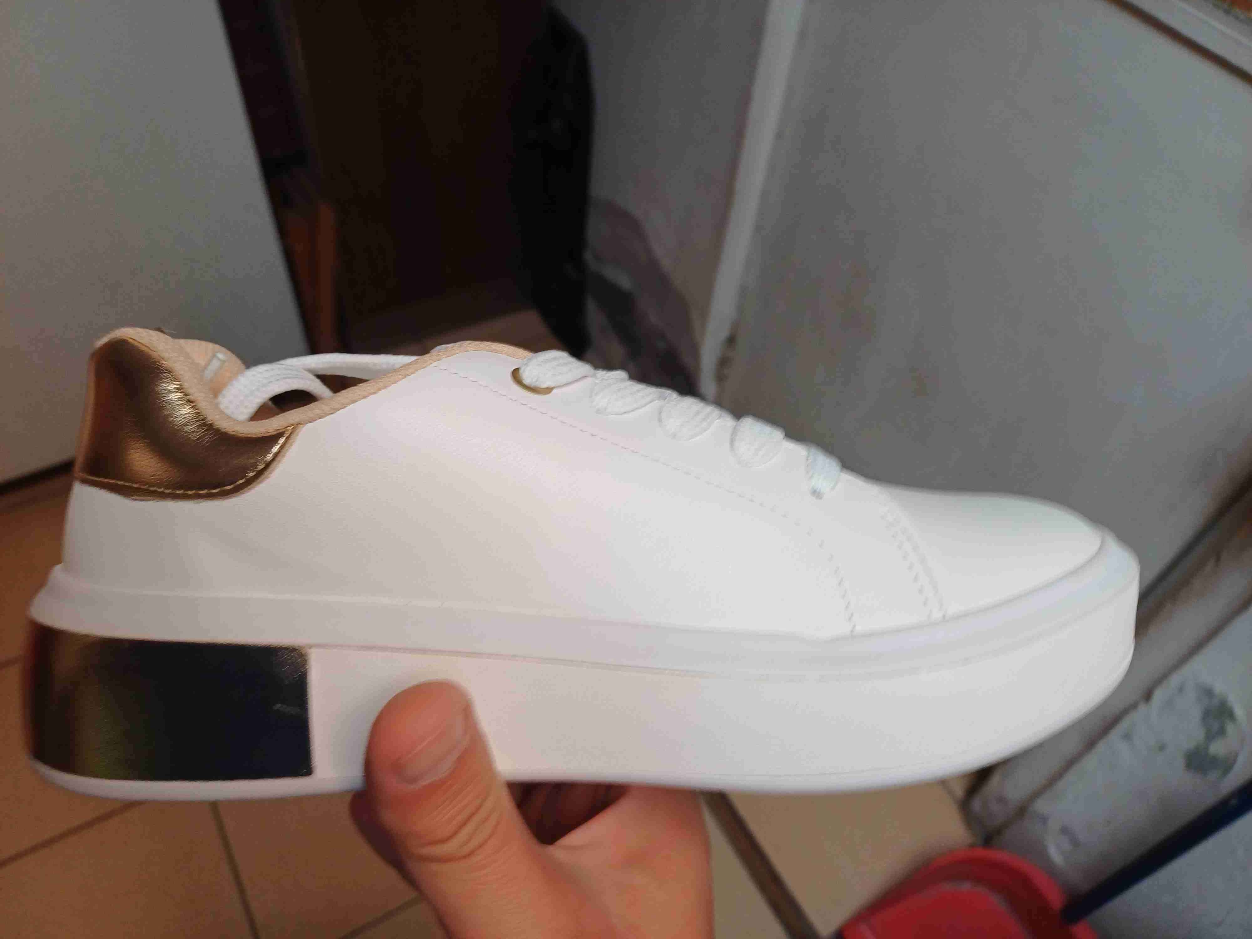 Zapatillas blancas con detalle dorado - miniatura 1