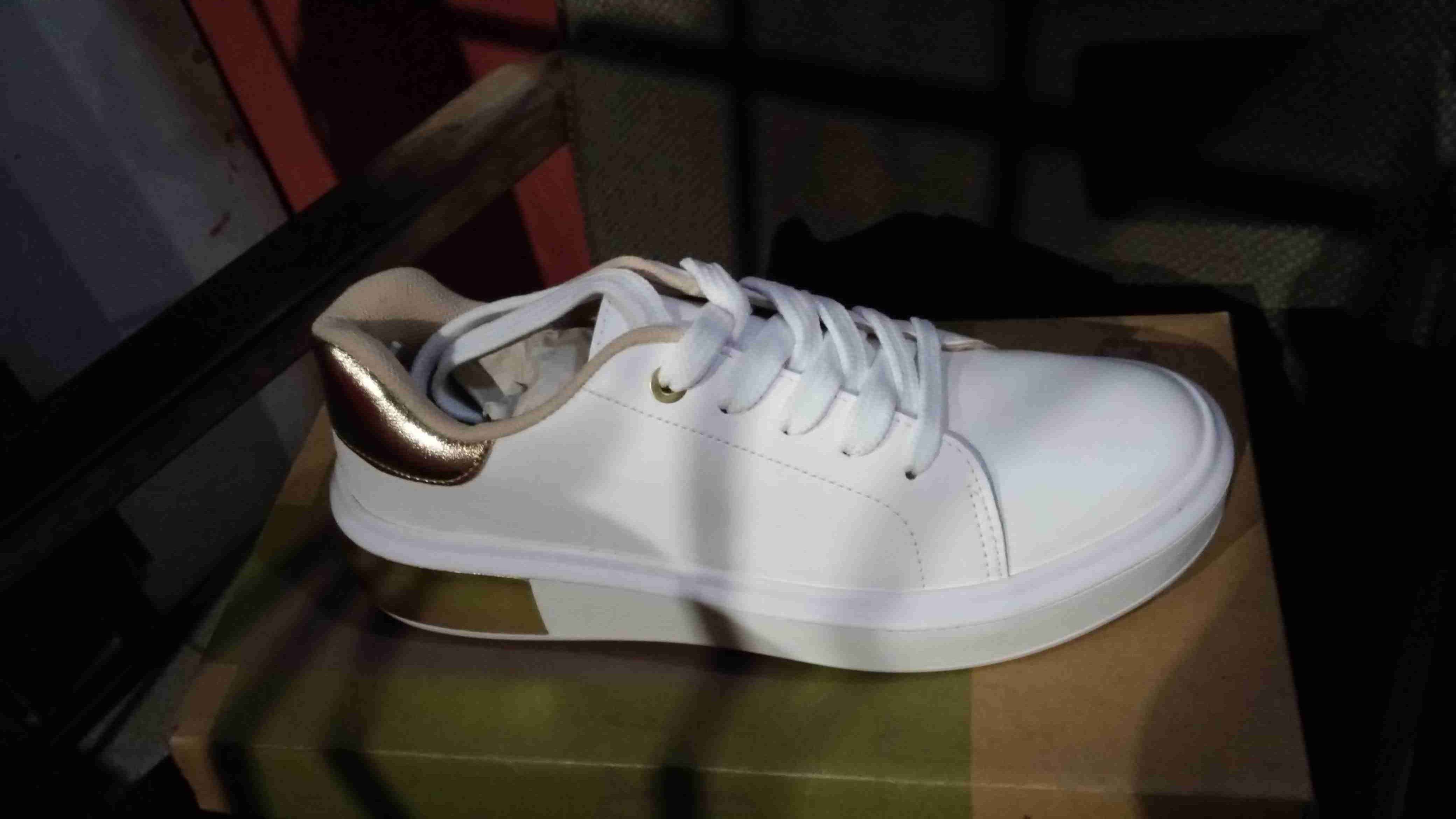 Zapatillas blancas con detalle dorado - miniatura 3