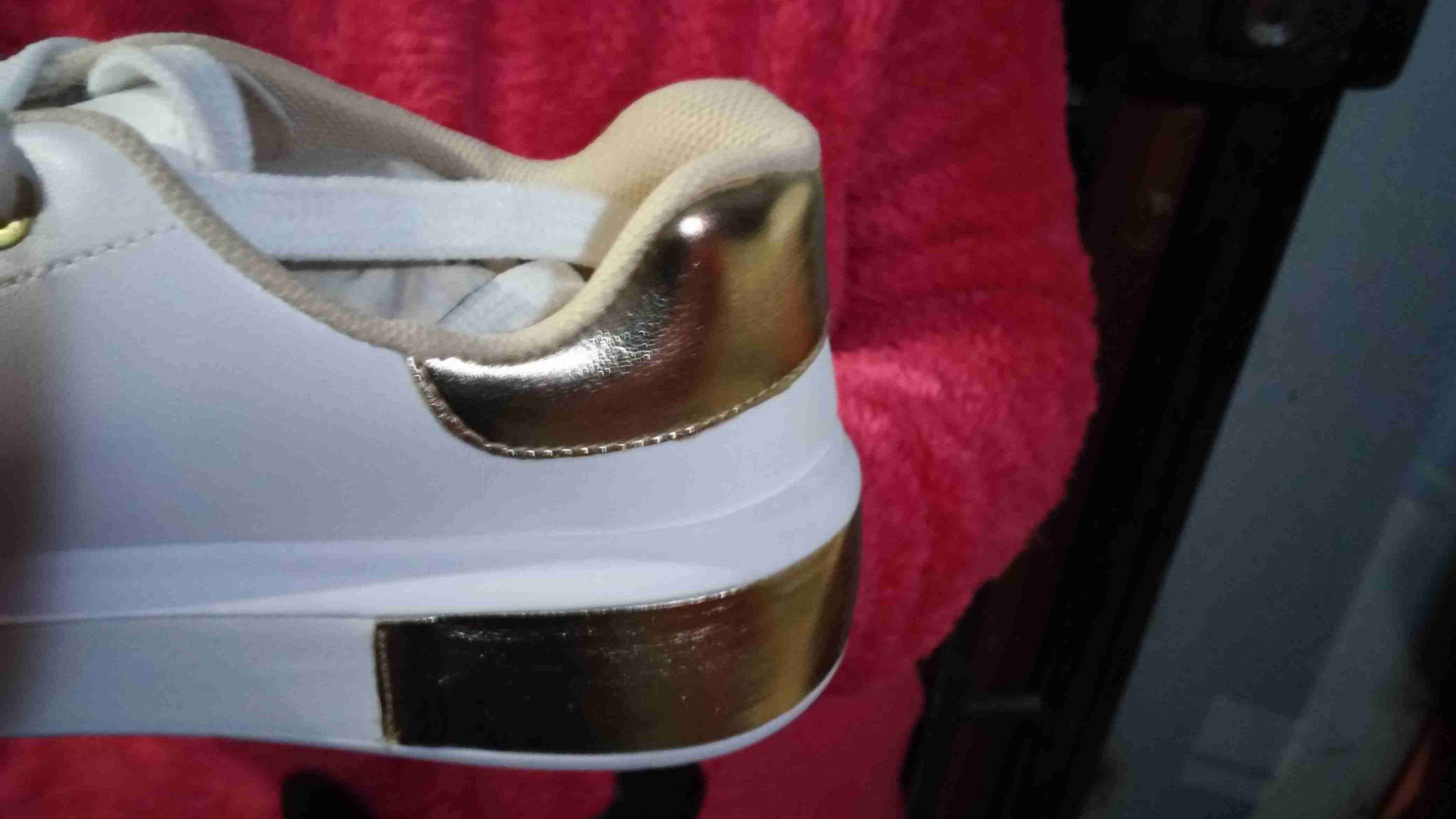 Zapatillas blancas con detalle dorado - miniatura 4