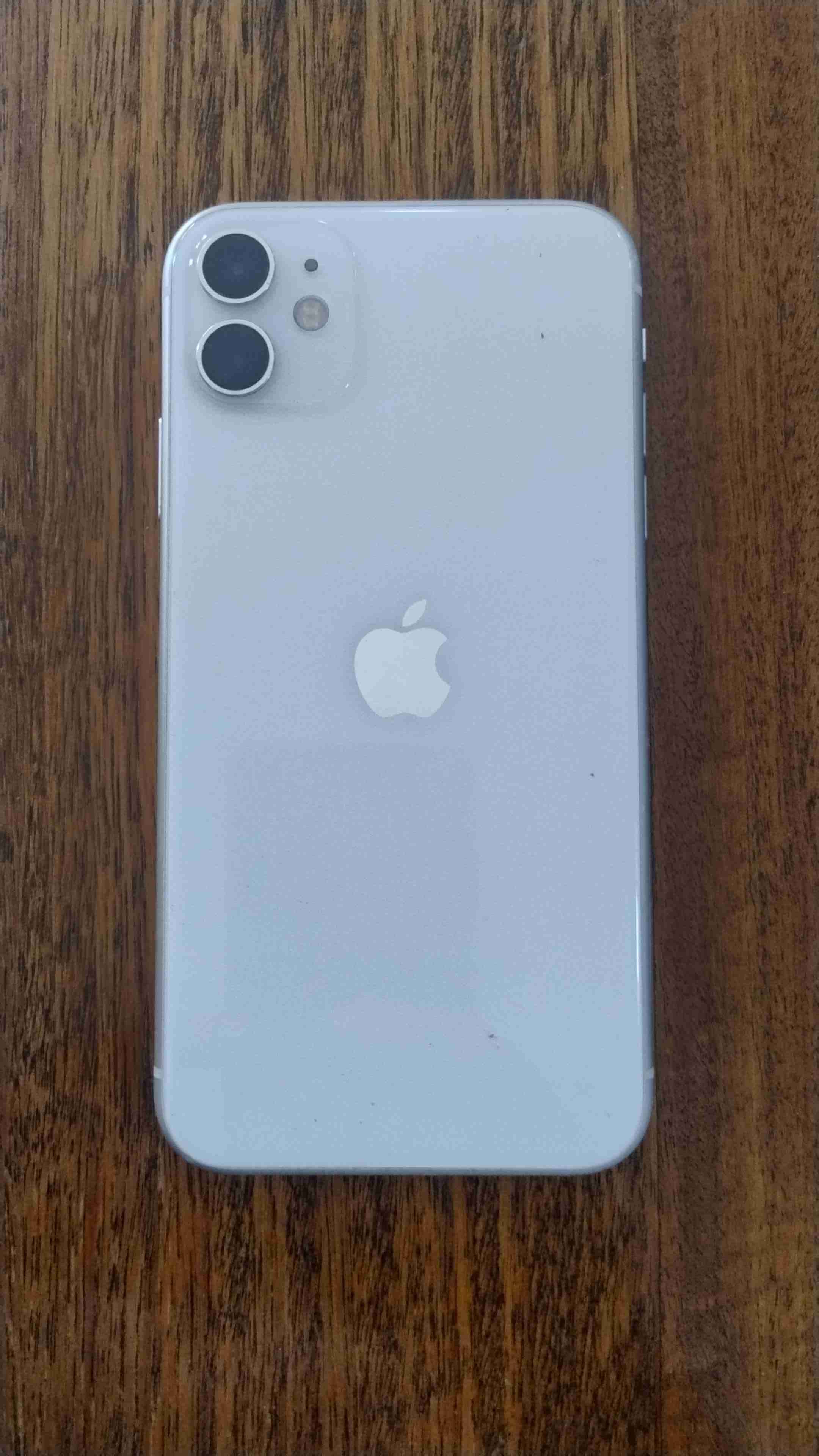 iPhone 11 blanco en buen estado - miniatura 1