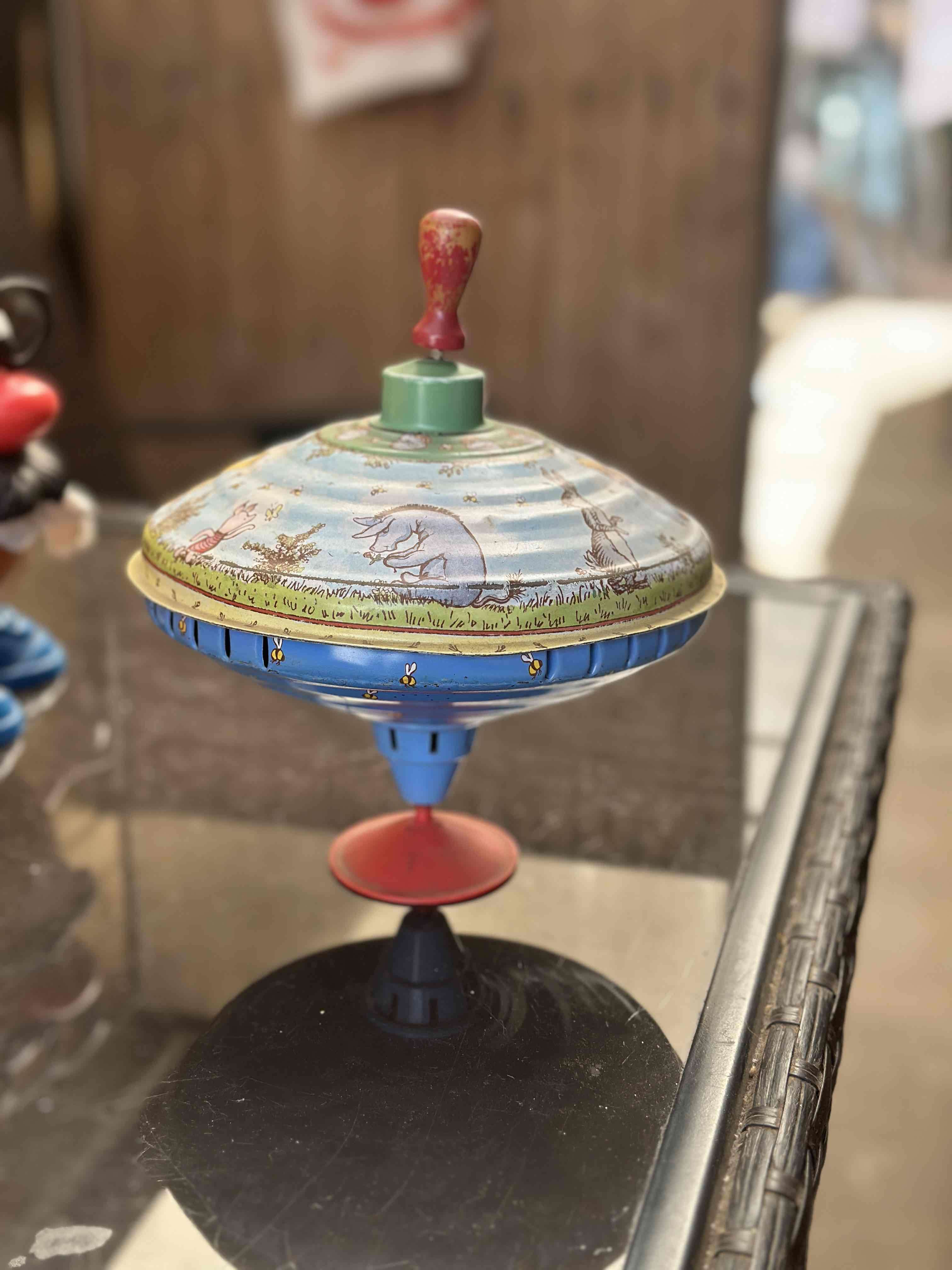 Trompo vintage de metal con ilustraciones de Winni - miniatura 1