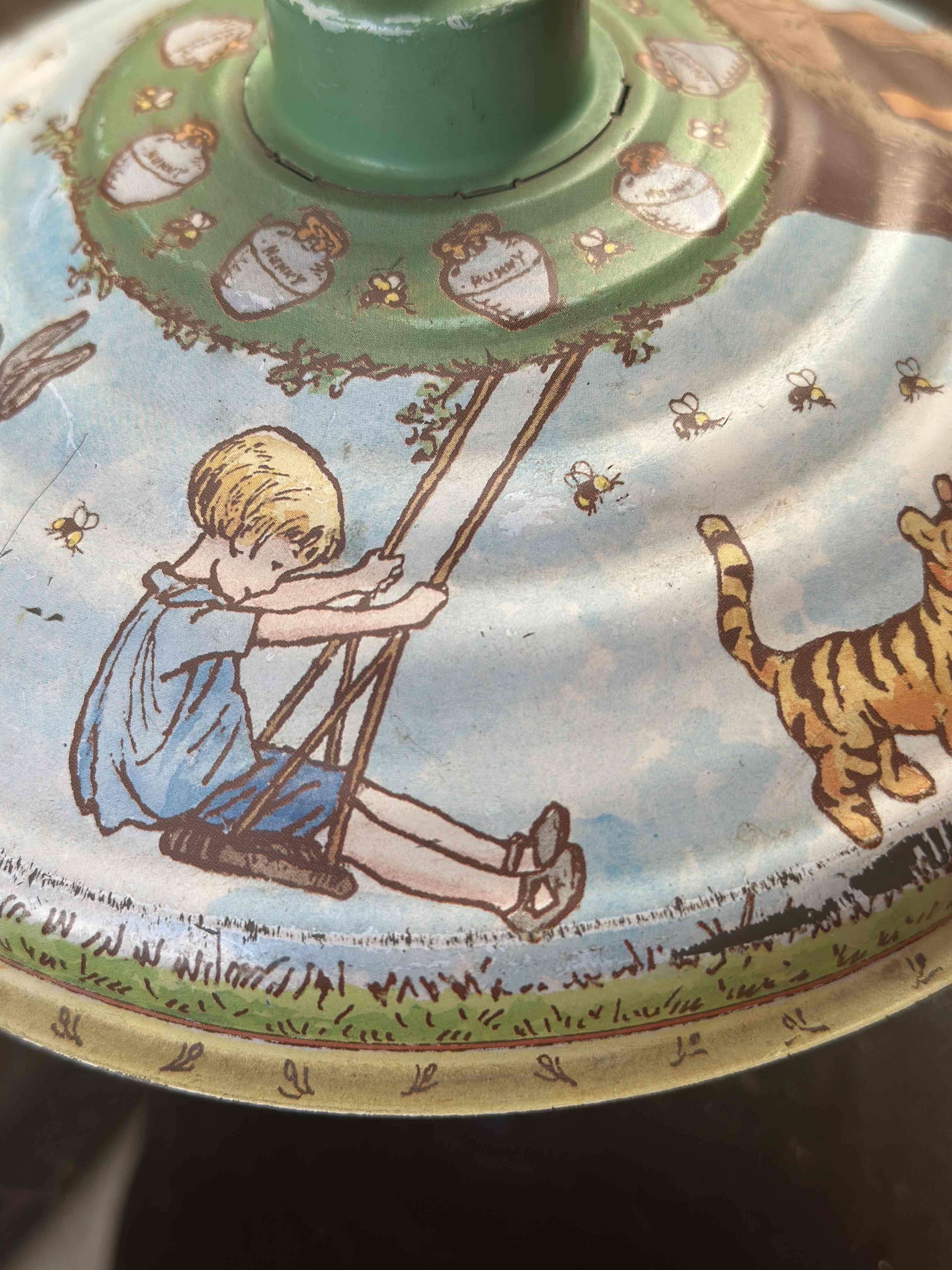 Trompo vintage de metal con ilustraciones de Winni - miniatura 3