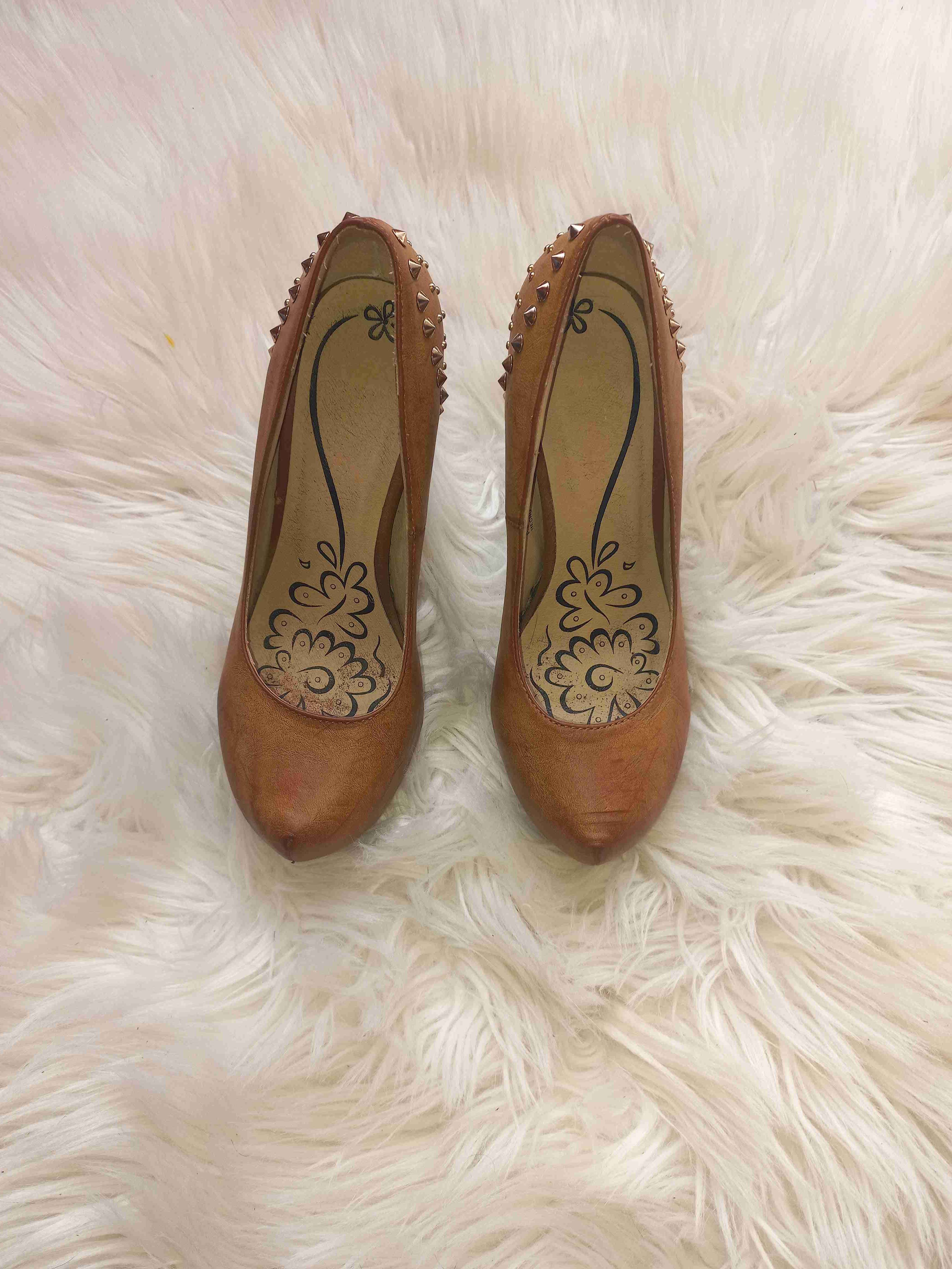 Zapatos de tacón café con tachuelas - 1