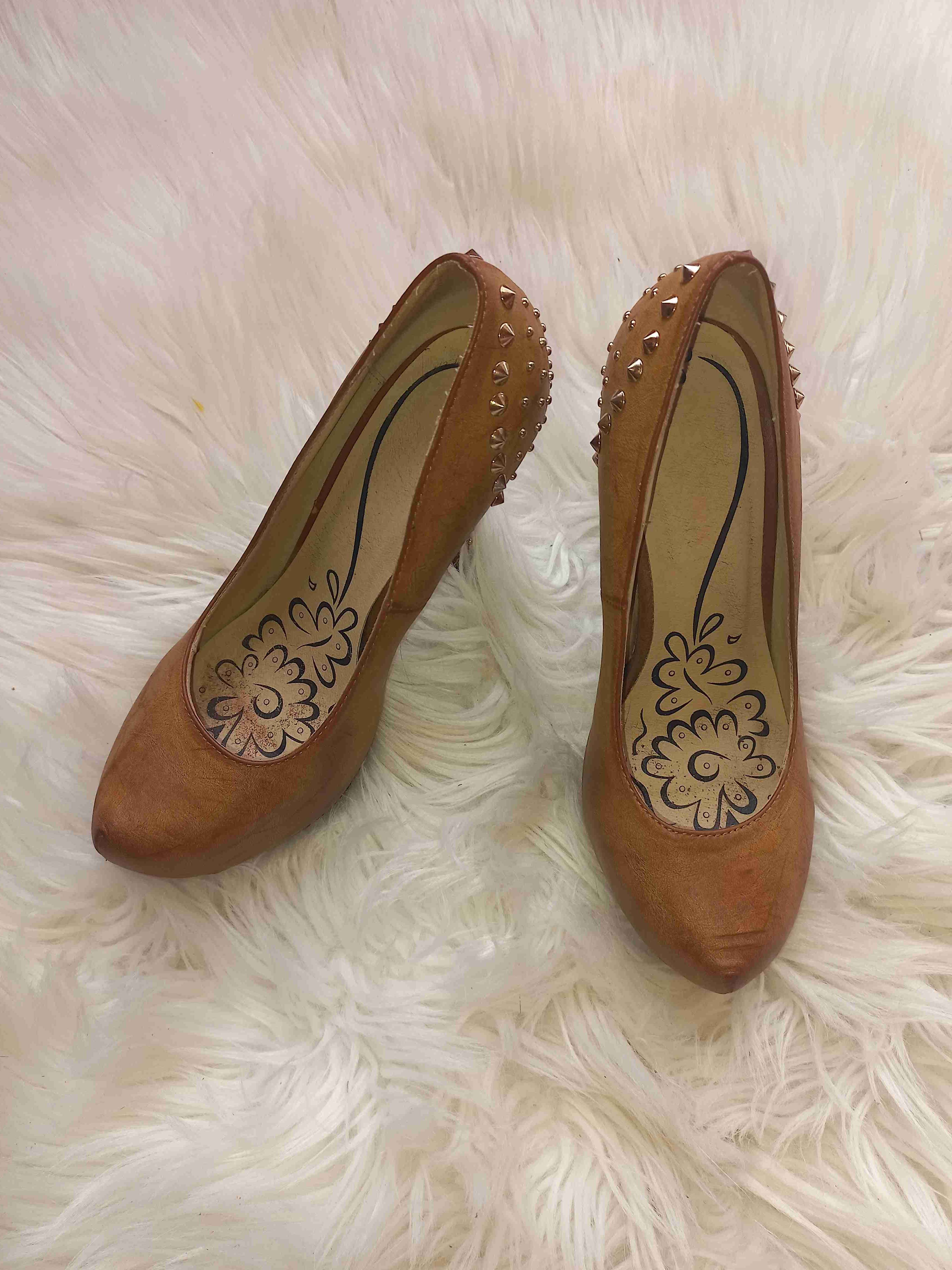 Zapatos de tacón café con tachuelas - 2