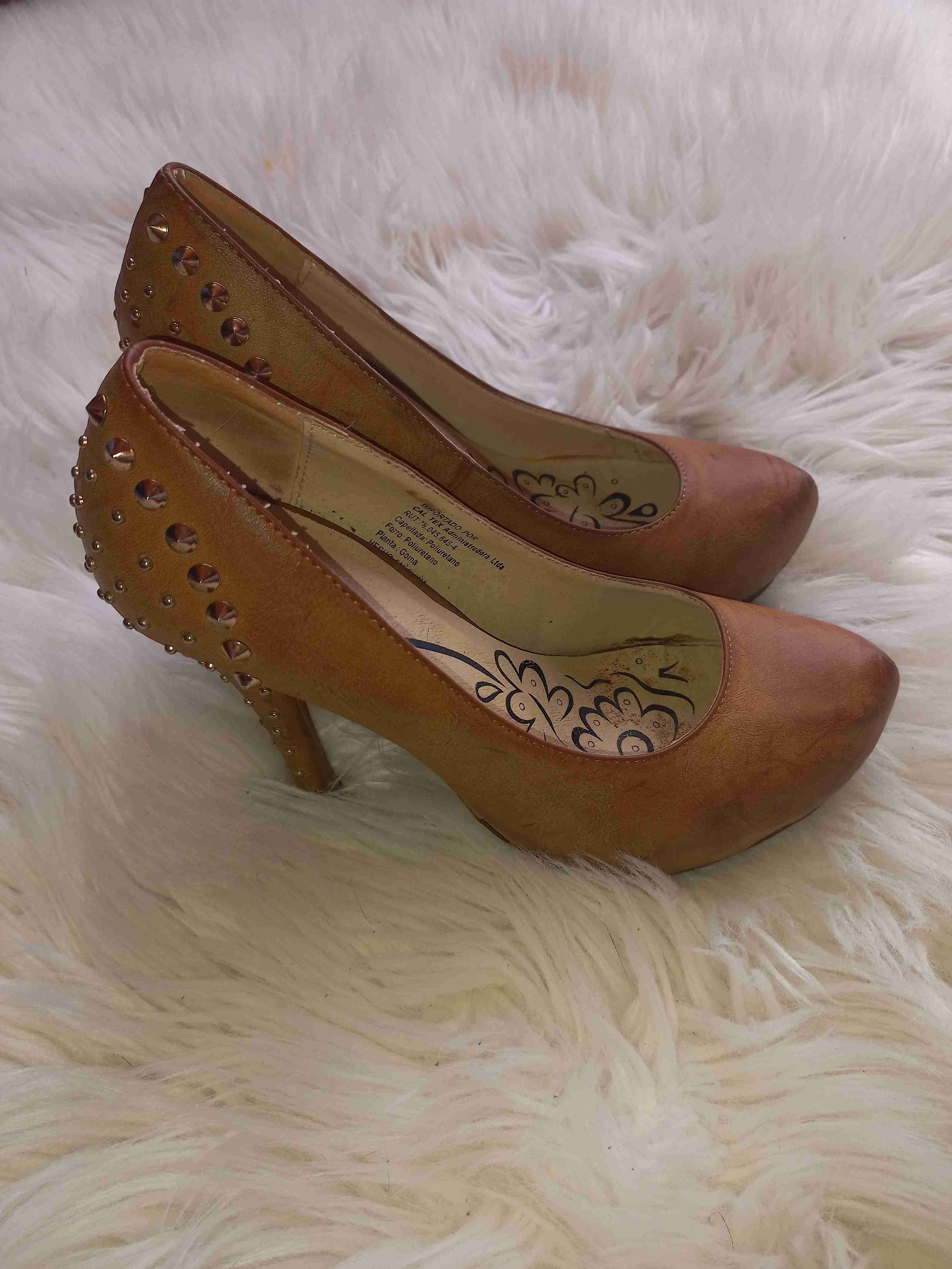 Zapatos de tacón café con tachuelas - 3