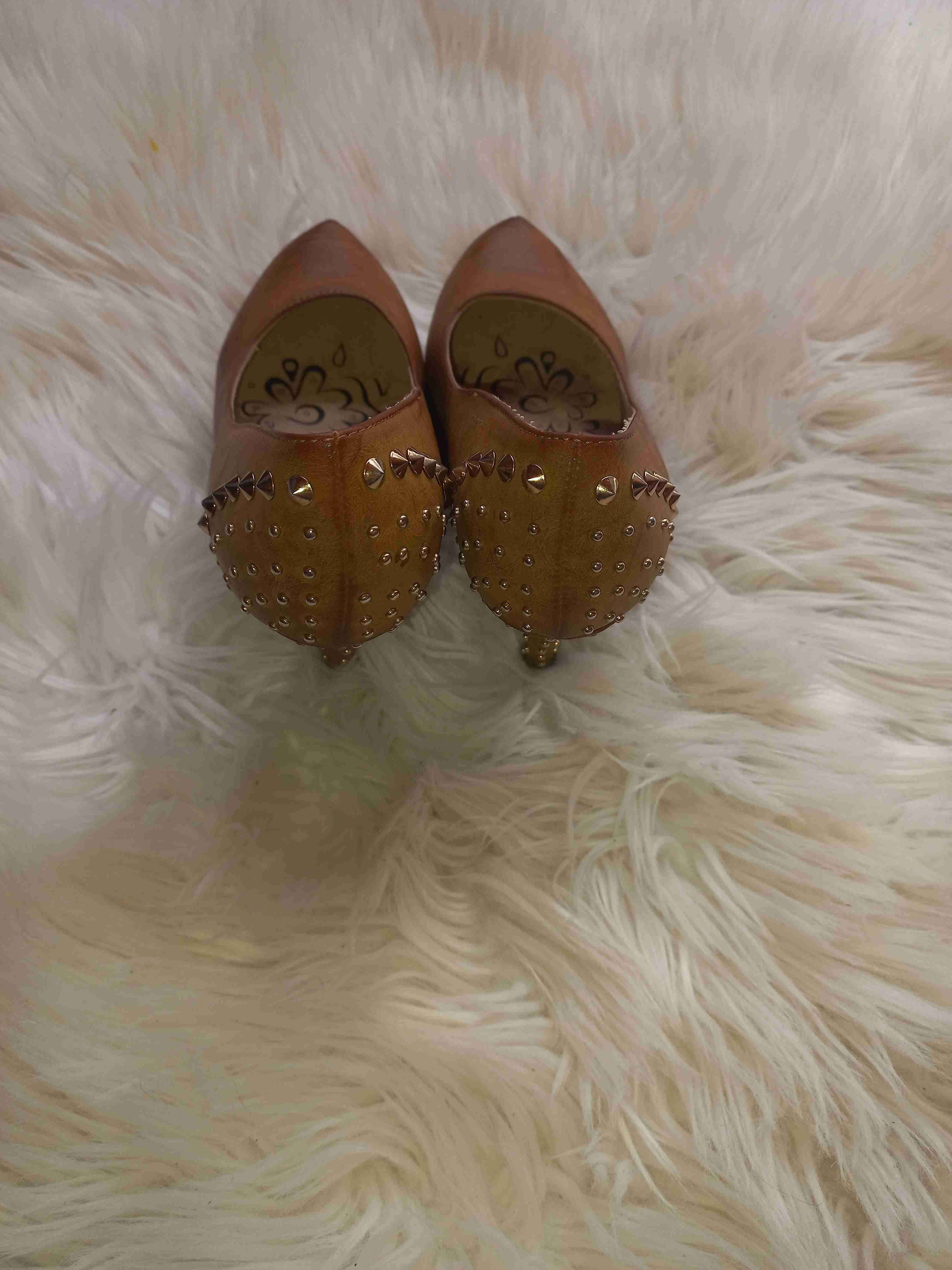 Zapatos de tacón café con tachuelas - 4