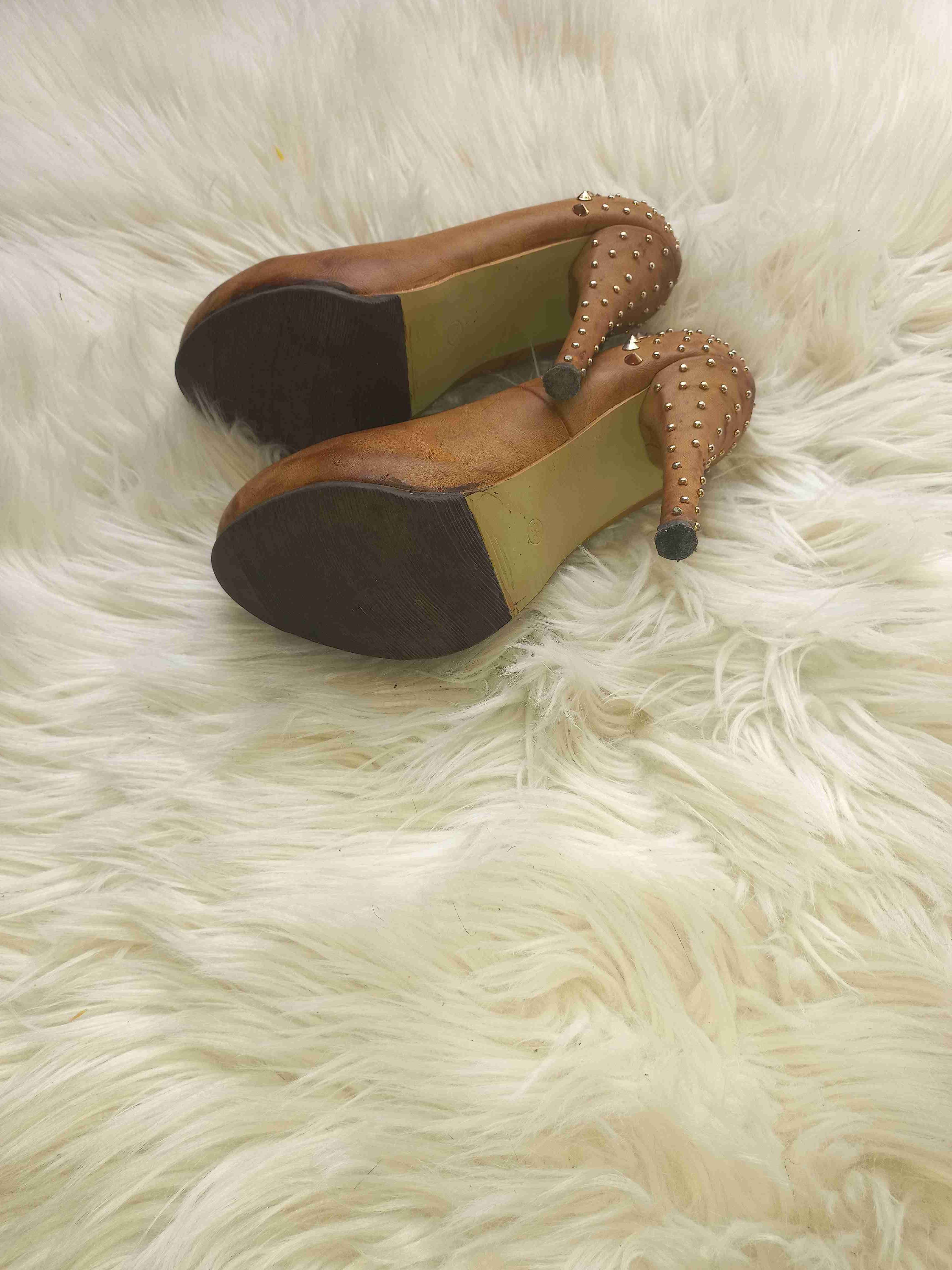Zapatos de tacón café con tachuelas - 5