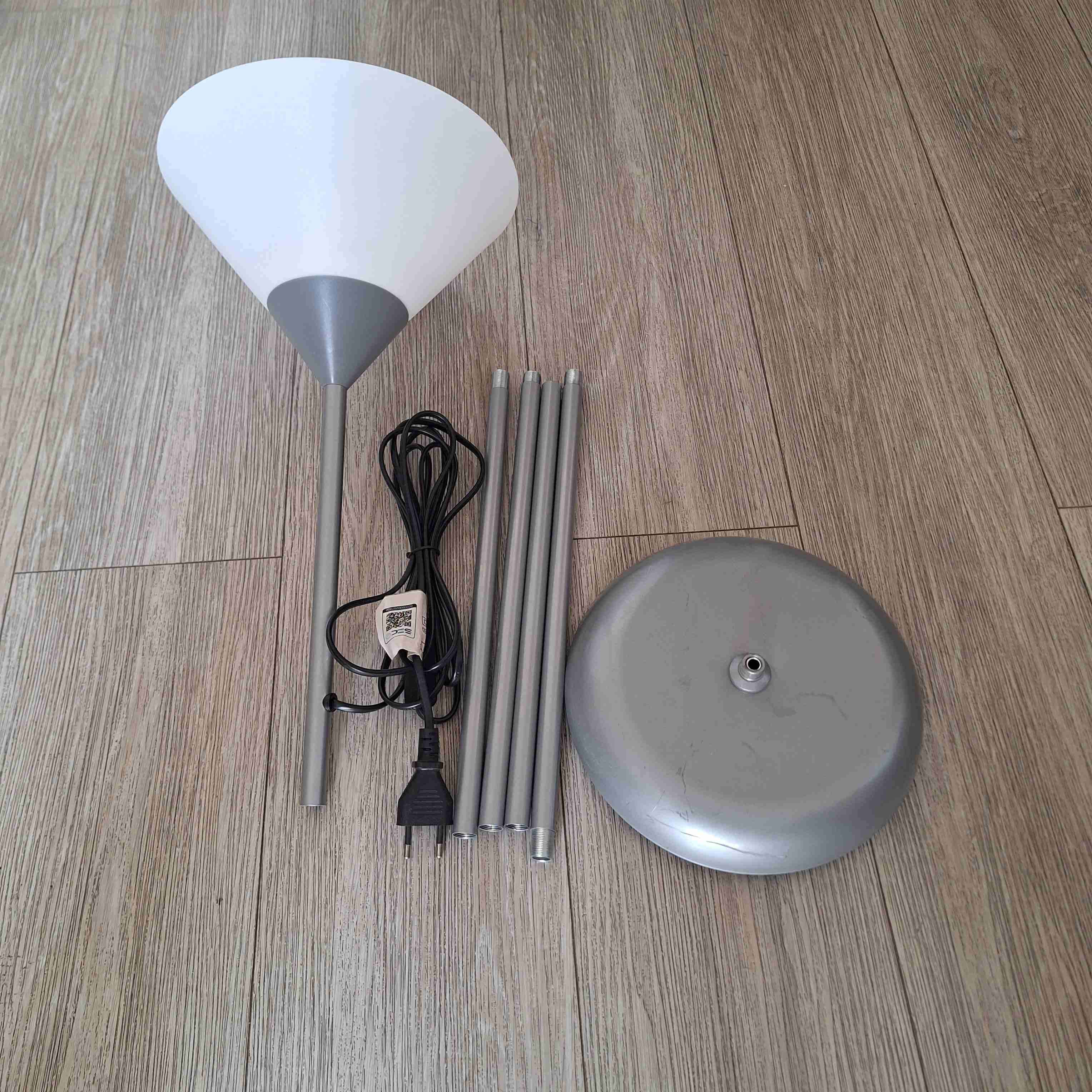 Lámpara de pie desmontada - miniatura 1