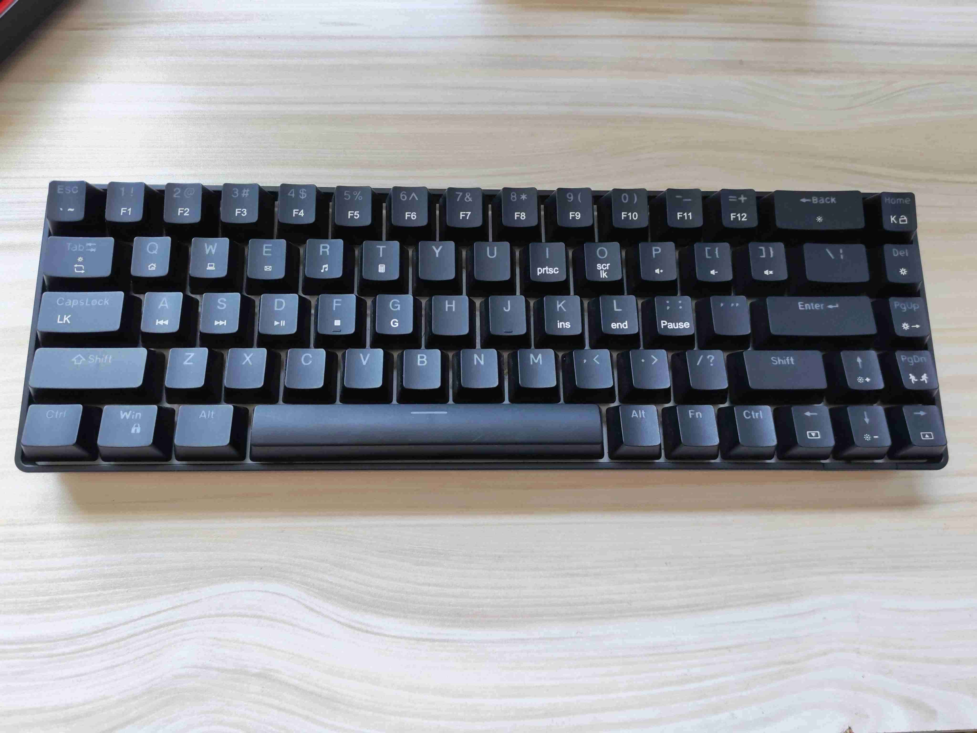 Teclado mecánico negro - miniatura 1