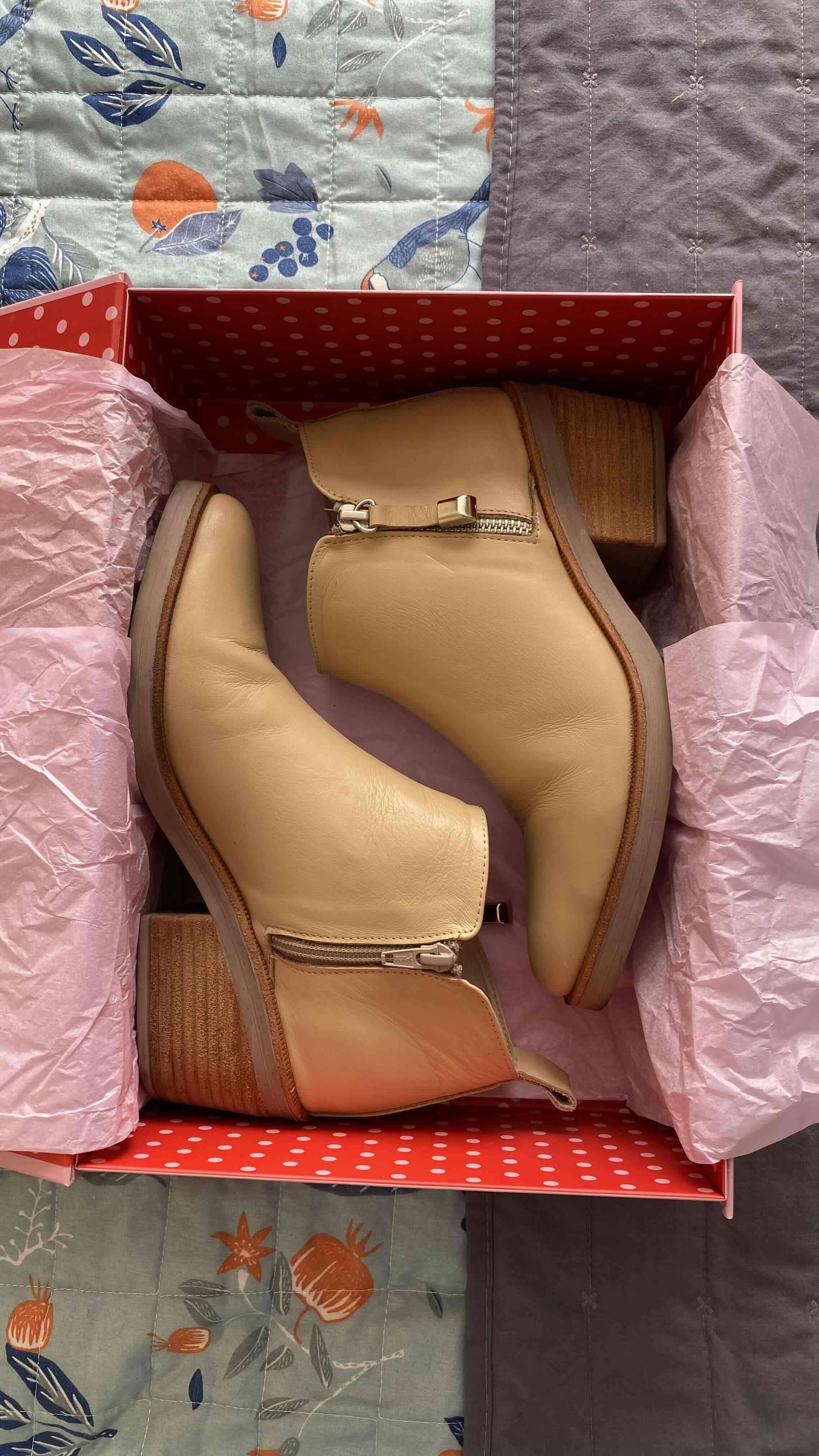 Botines La tienda de Buenos Aires, beige con tacón - miniatura 1