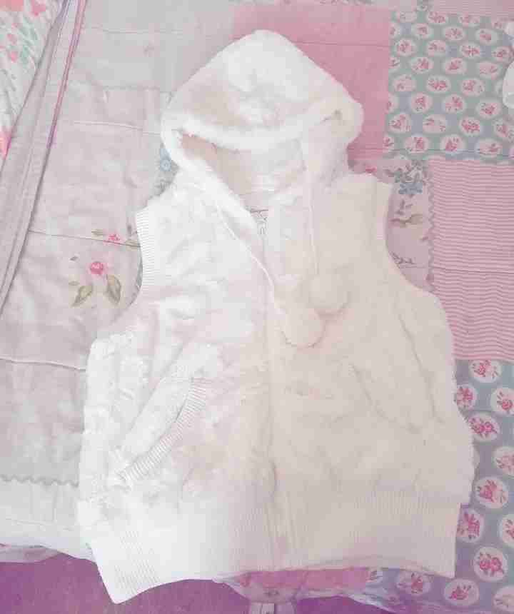 Chaleco blanco con capucha