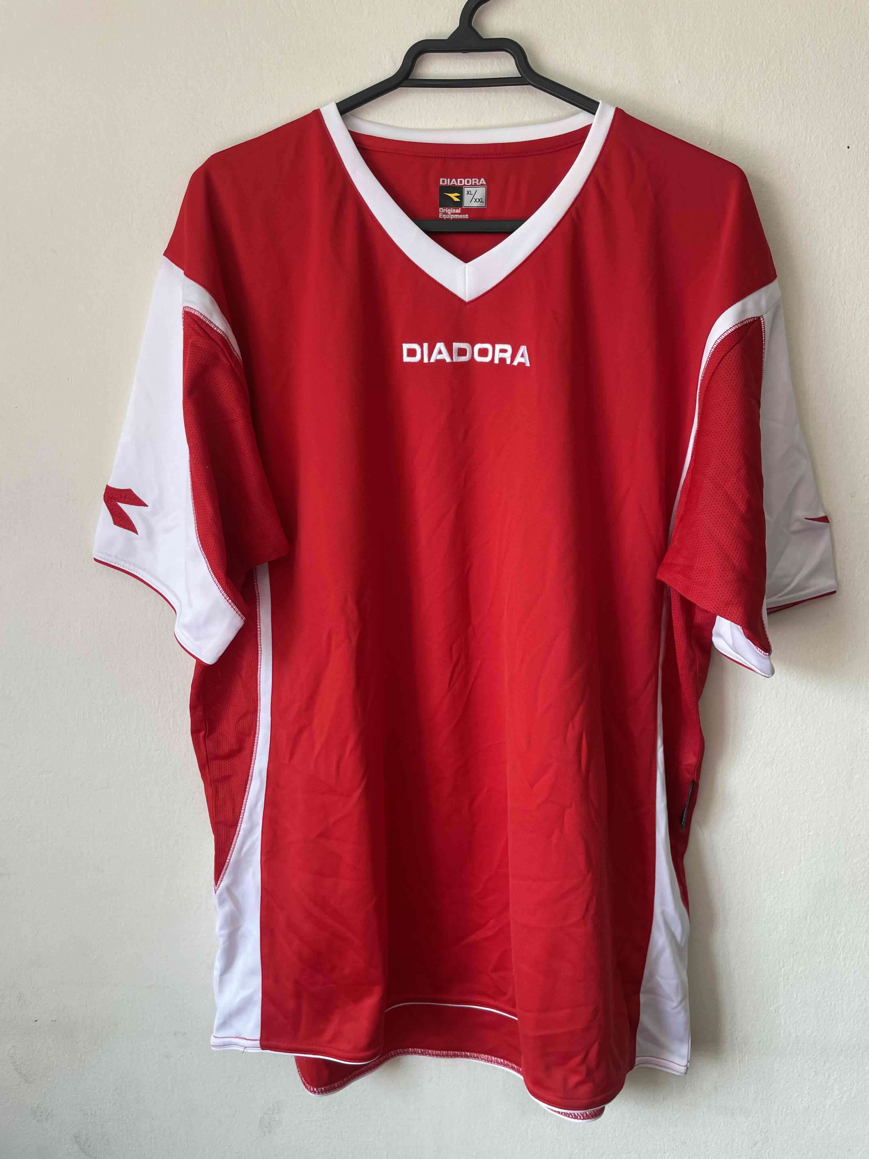 Camiseta Diadora roja y blanca - miniatura 1