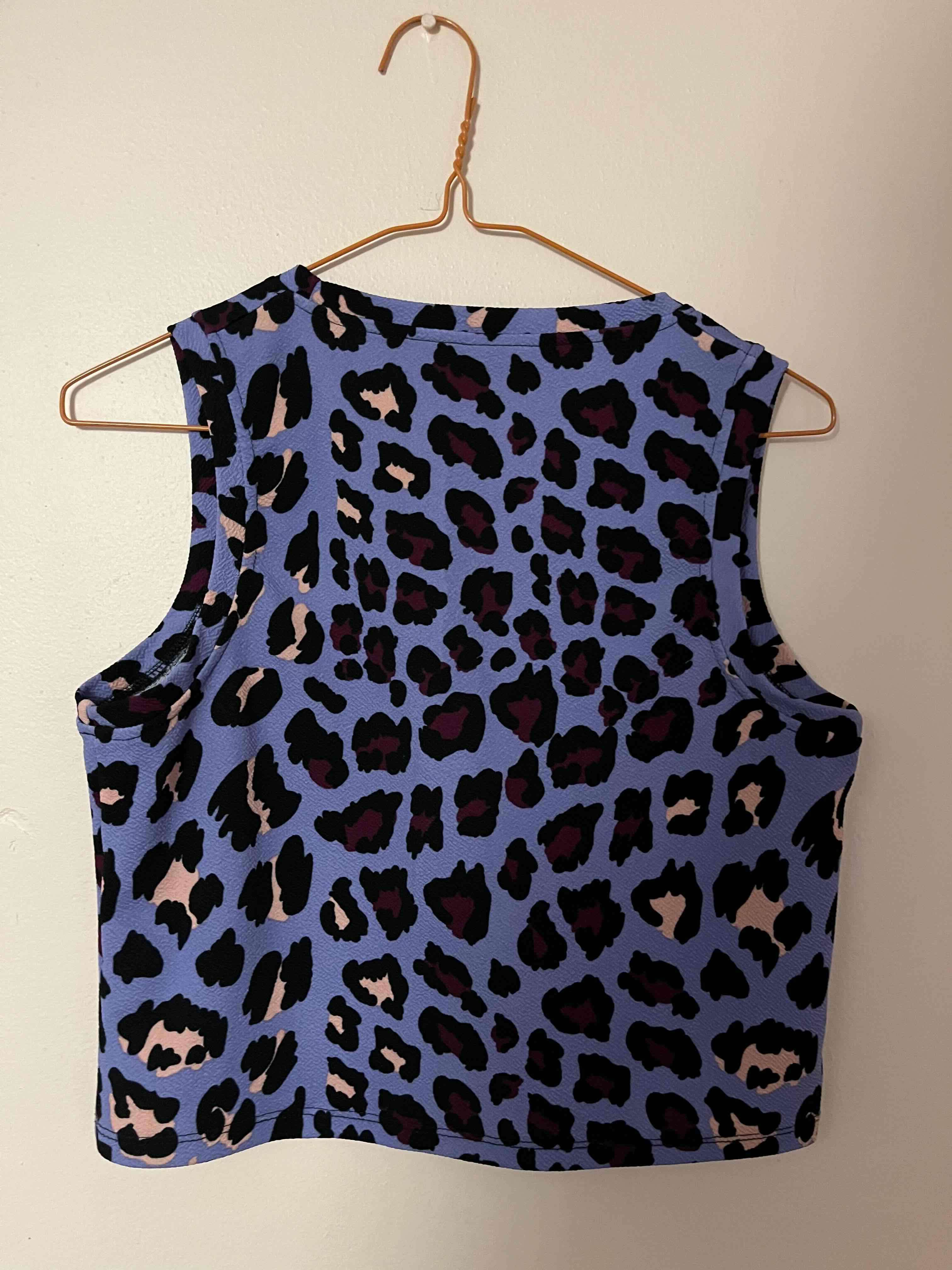 Top sin mangas estampado leopardo talla M aprox - miniatura 2