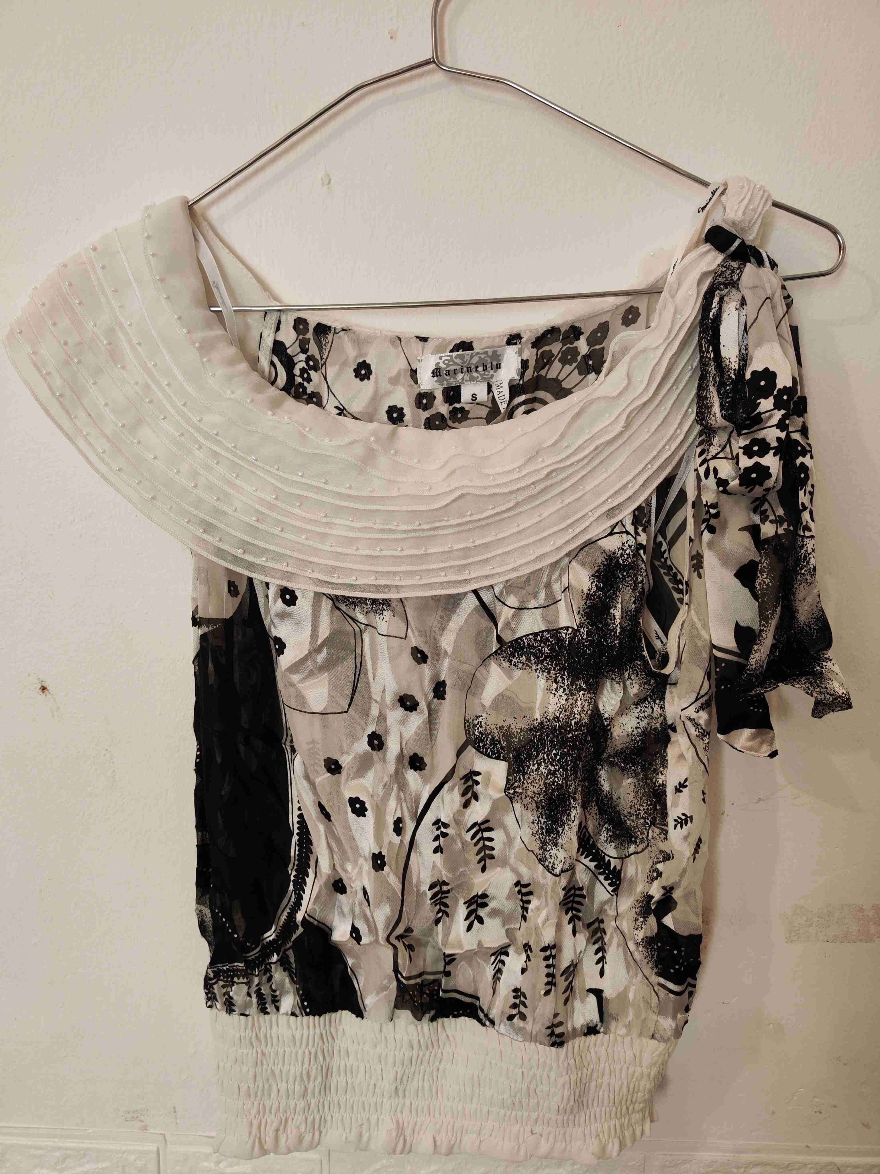 Blusa estampada negra y blanca - miniatura 1